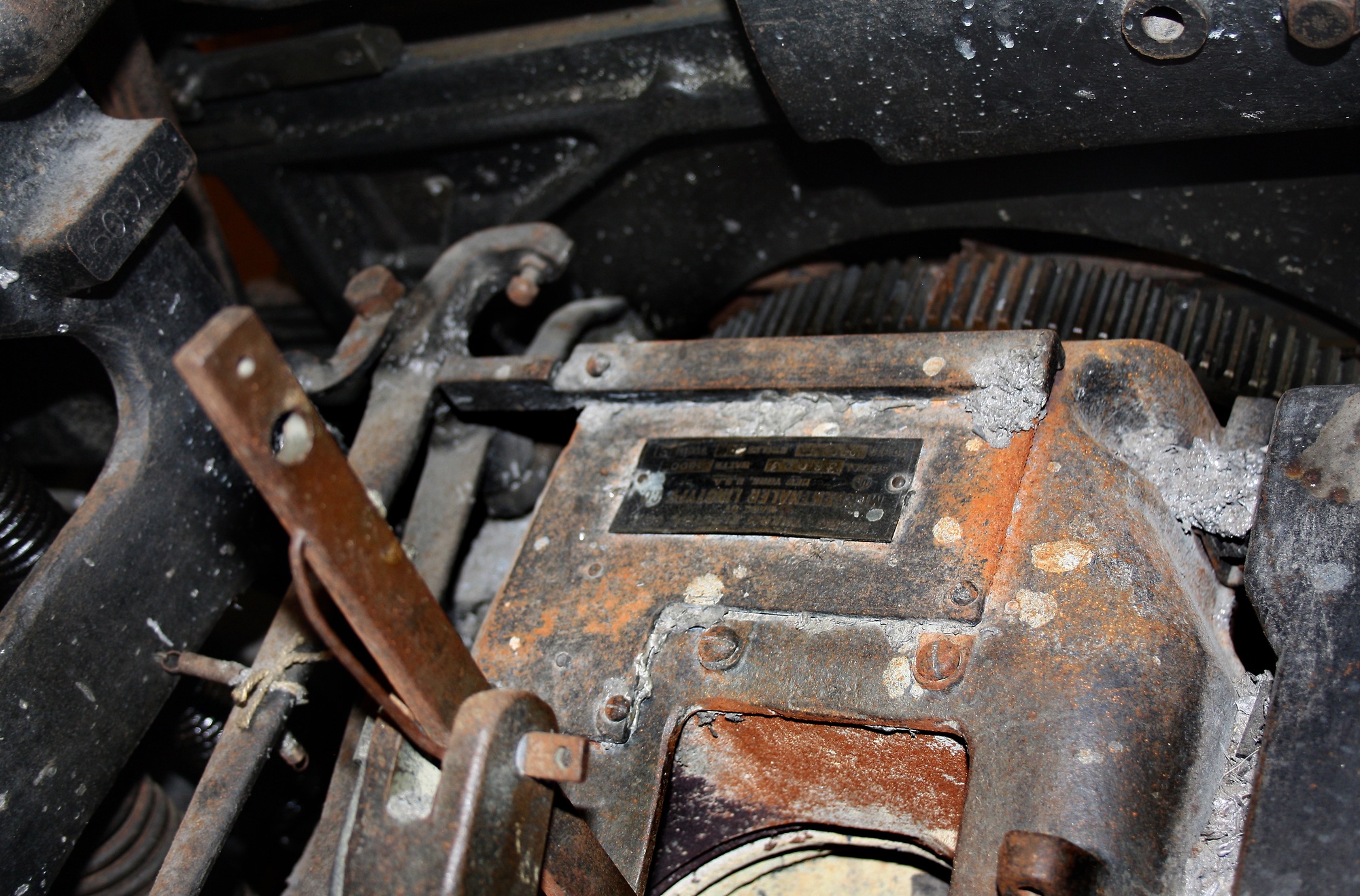 Karmøypostens Linotype blysettemaskin Produsert av Mergenthaler Linotype Co. N.Y., USA  Maskinen var en gave fra Karmøyposten til Kopervik og omegn historielag når avisen la ned produksjonen. Den har stått lagret i Skudeneshavn i mange år, men er nå i gode hender hos Grafisk muséeum i Stavanger - nyrestaurert ...