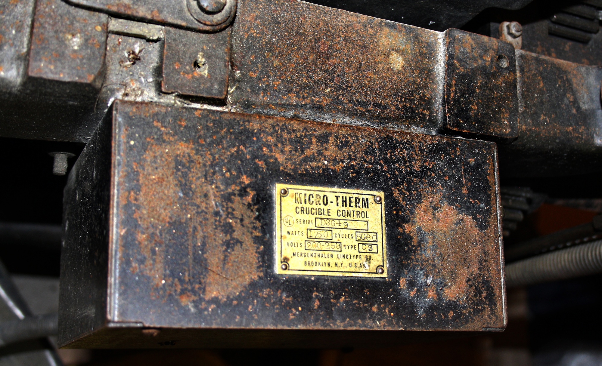 Karmøypostens Linotype blysettemaskin Produsert av Mergenthaler Linotype Co. N.Y., USA  Maskinen var en gave fra Karmøyposten til Kopervik og omegn historielag når avisen la ned produksjonen. Den har stått lagret i Skudeneshavn i mange år, men er nå i gode hender hos Grafisk muséeum i Stavanger - nyrestaurert ...