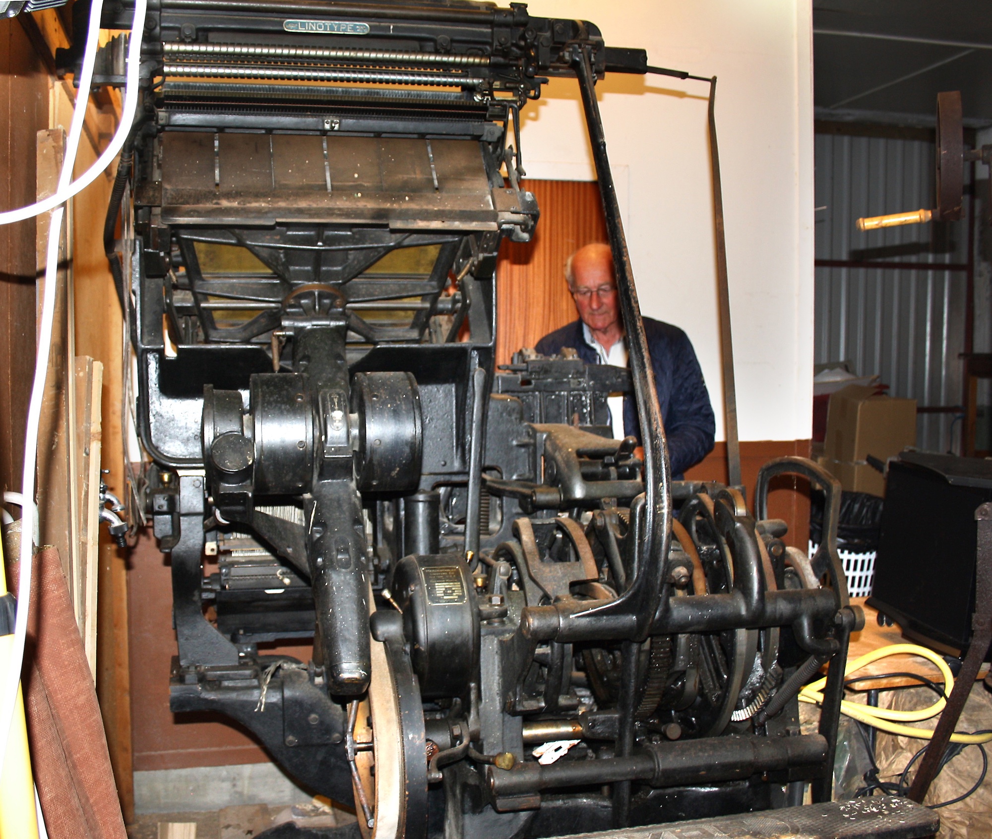 Karmøypostens Linotype blysettemaskin Produsert av Mergenthaler Linotype Co. N.Y., USA  Maskinen var en gave fra Karmøyposten til Kopervik og omegn historielag når avisen la ned produksjonen. Den har stått lagret i Skudeneshavn i mange år, men er nå i gode hender hos Grafisk muséeum i Stavanger - nyrestaurert ...  John Larsen