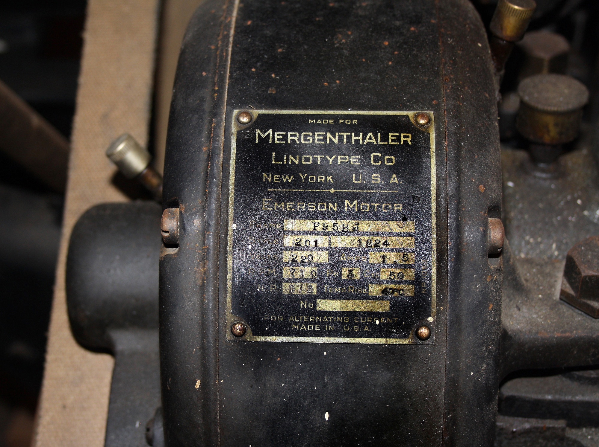 Karmøypostens Linotype blysettemaskin Produsert av Mergenthaler Linotype Co. N.Y., USA  Maskinen var en gave fra Karmøyposten til Kopervik og omegn historielag når avisen la ned produksjonen. Den har stått lagret i Skudeneshavn i mange år, men er nå i gode hender hos Grafisk muséeum i Stavanger - nyrestaurert ...