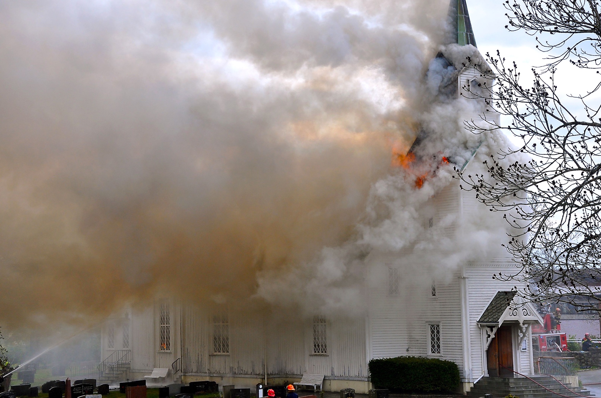 Kopervik kirke Fredag klokken 12.08, den 28. mai 2010, fikk brannvesenet melding om at Kopervik kirke sto i brann ... Kirken ble totalskadet til tross for innsatsen fra brannvesenet. Årsaken til brannen var et uhell under ugressfjerning med gassbrenner.