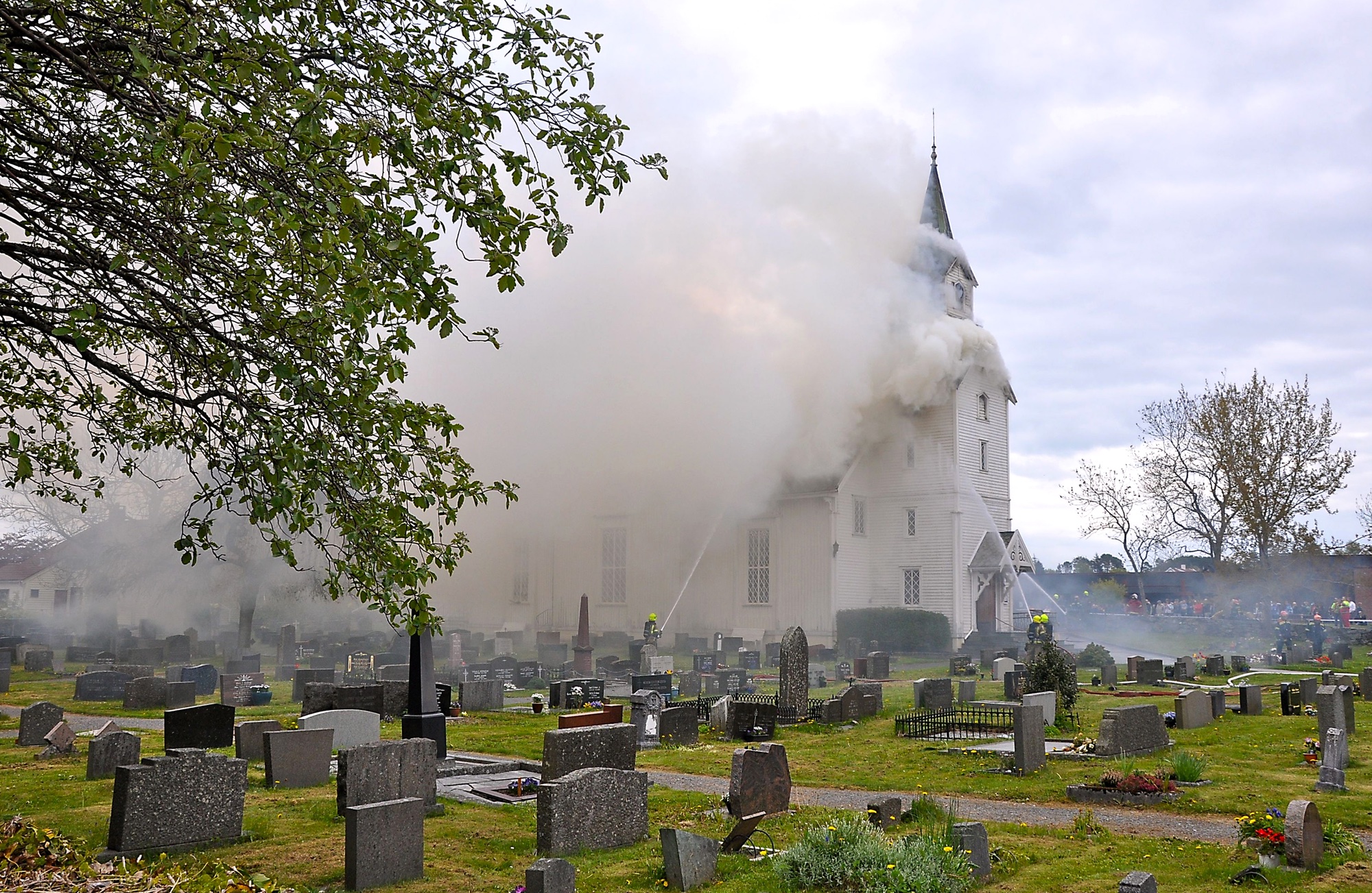 Kopervik kirke Fredag klokken 12.08, den 28. mai 2010, fikk brannvesenet melding om at Kopervik kirke sto i brann ... Kirken ble totalskadet til tross for innsatsen fra brannvesenet. Årsaken til brannen var et uhell under ugressfjerning med gassbrenner.