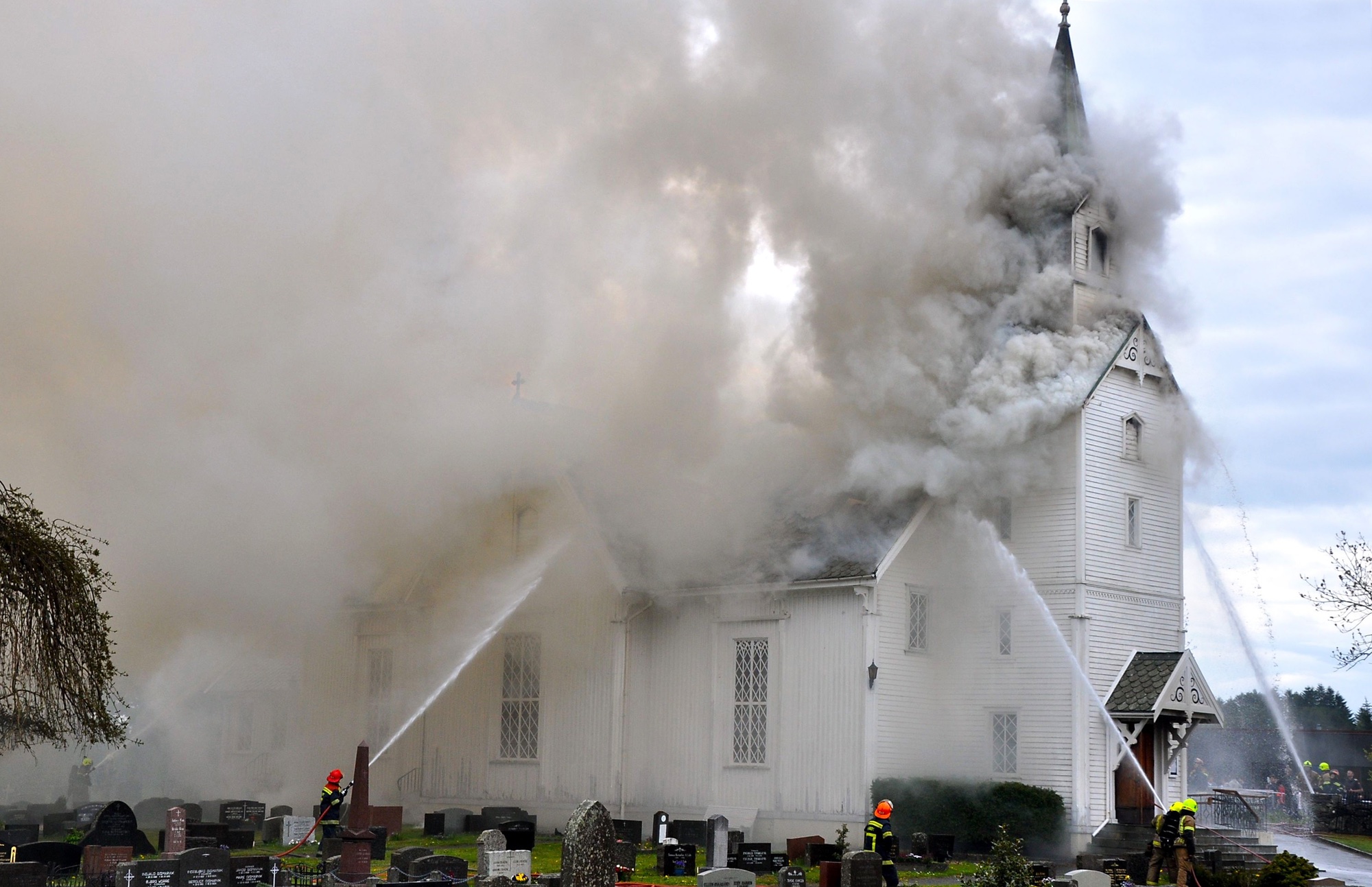 Kopervik kirke Fredag klokken 12.08, den 28. mai 2010, fikk brannvesenet melding om at Kopervik kirke sto i brann ... Kirken ble totalskadet til tross for innsatsen fra brannvesenet. Årsaken til brannen var et uhell under ugressfjerning med gassbrenner.