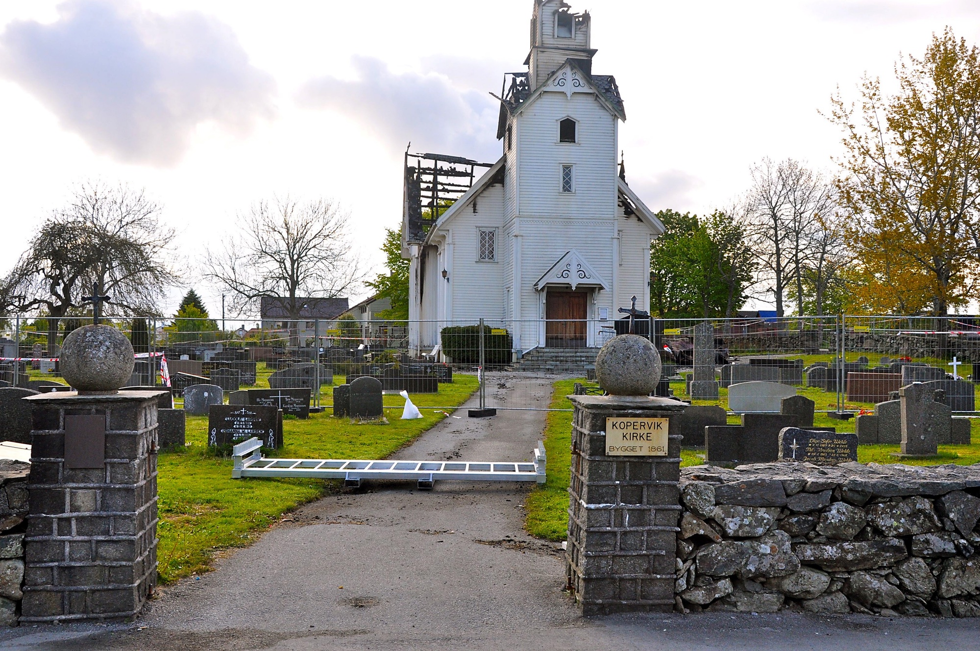Kopervik kirke Kirken etter brannen ...  Fredag klokken 12.08, den 28. mai 2010, fikk brannvesenet melding om at Kopervik kirke sto i brann ... Kirken ble totalskadet til tross for innsatsen fra brannvesenet. Årsaken til brannen var et uhell under ugressfjerning med gassbrenner.