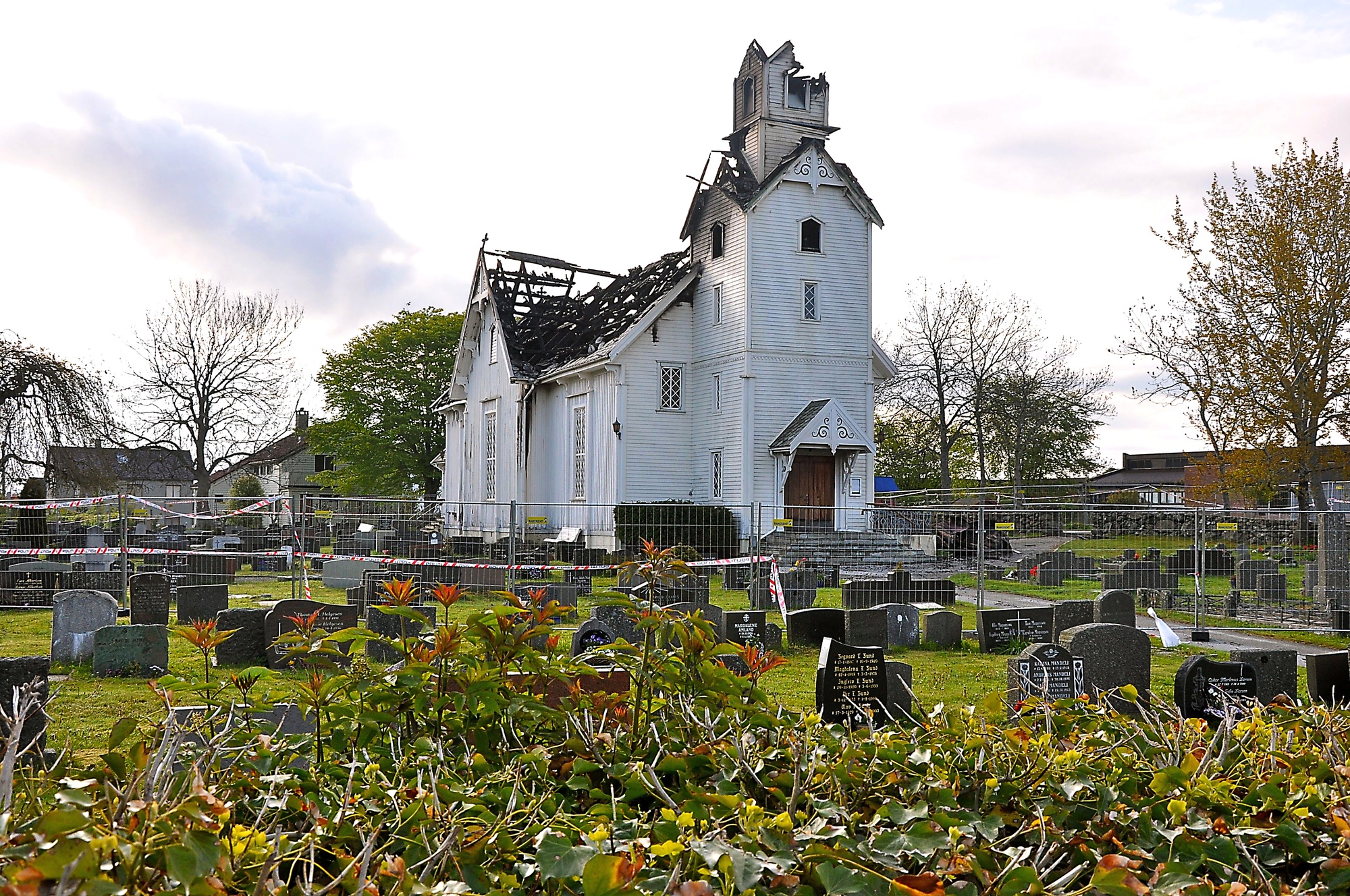 Kopervik kirke Kirken etter brannen ...   Fredag klokken 12.08, den 28. mai 2010, fikk brannvesenet melding om at Kopervik kirke sto i brann ... Kirken ble totalskadet til tross for innsatsen fra brannvesenet. Årsaken til brannen var et uhell under ugressfjerning med gassbrenner.