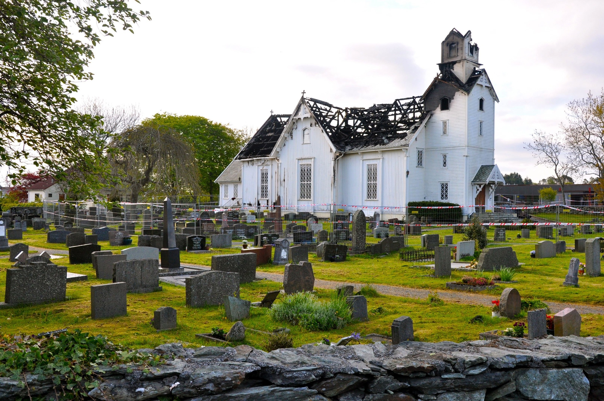 Kopervik kirke Kirken etter brannen ...  Fredag klokken 12.08, den 28. mai 2010, fikk brannvesenet melding om at Kopervik kirke sto i brann ... Kirken ble totalskadet til tross for innsatsen fra brannvesenet. Årsaken til brannen var et uhell under ugressfjerning med gassbrenner.