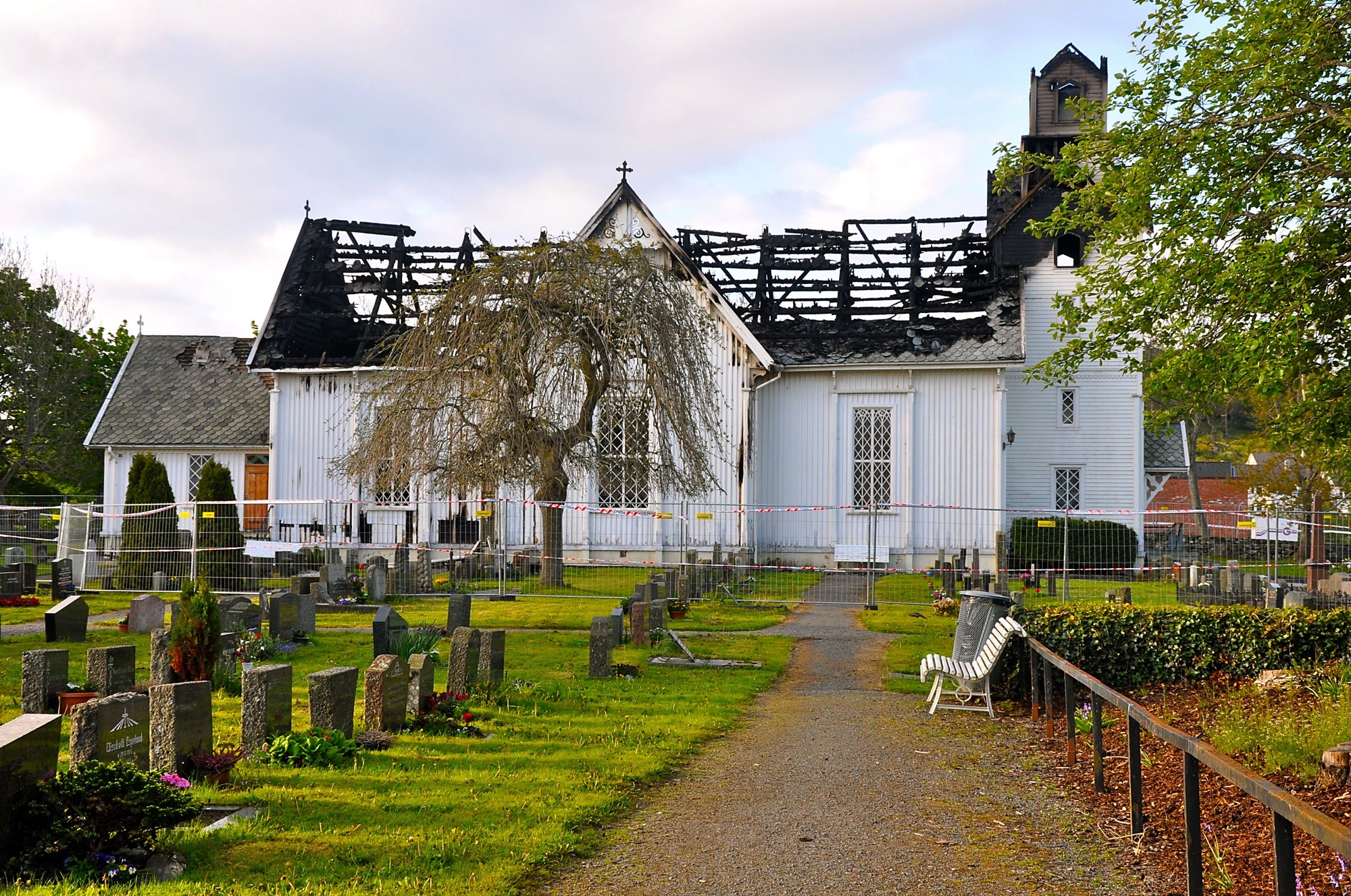 Kopervik kirke Kirken etter brannen ...  Fredag klokken 12.08, den 28. mai 2010, fikk brannvesenet melding om at Kopervik kirke sto i brann ... Kirken ble totalskadet til tross for innsatsen fra brannvesenet. Årsaken til brannen var et uhell under ugressfjerning med gassbrenner.