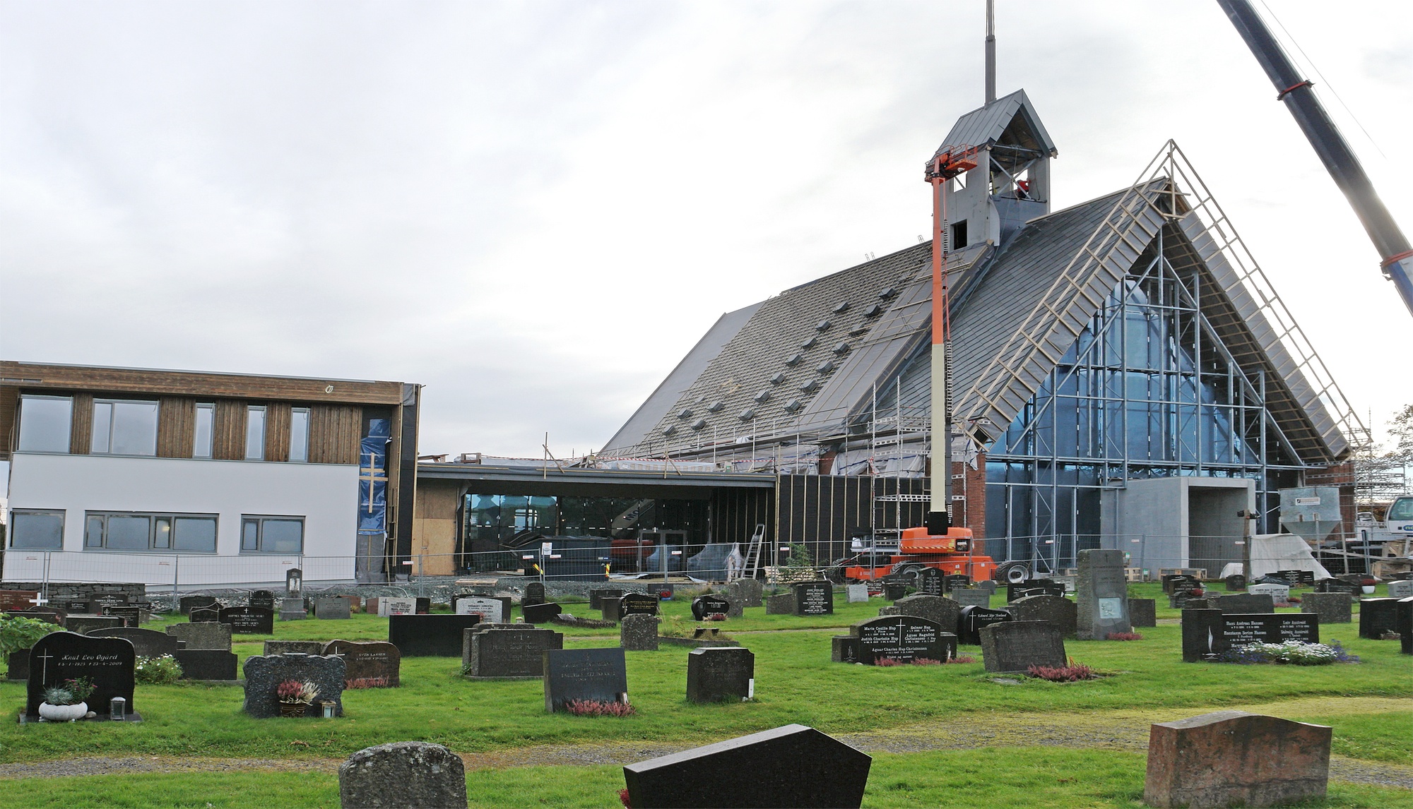 Den nye Kopervik kirke får her montert kirkeklokken og tårnet ...  Hefte 26, side 66