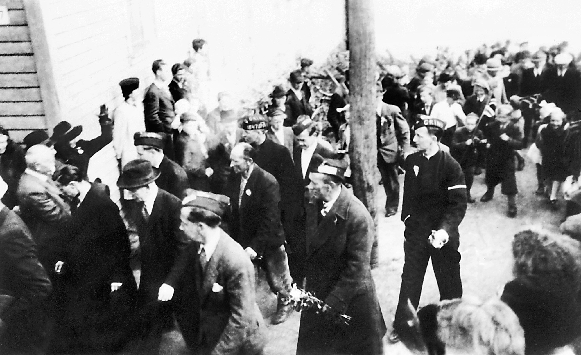 13 Mai 1945 Martin Nilsens opphold på Grini Grinifanger returnerer til Kopervik - Martin sees midt i bildet , uten lue ...  Artikkel side 56 - hefte nr. 21  Martin Nilsen