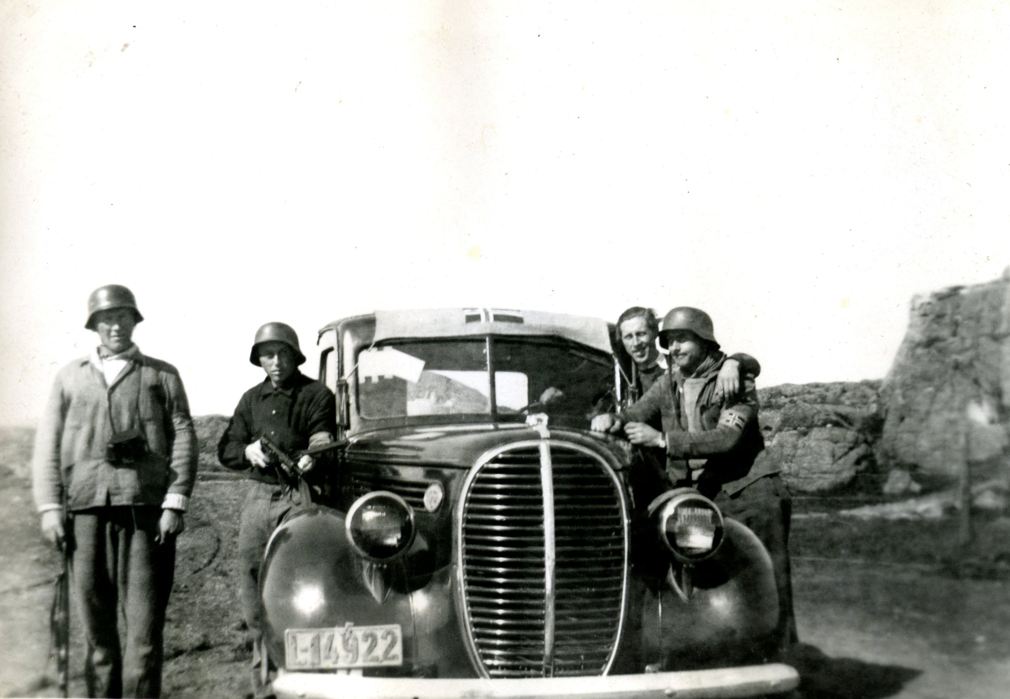 Kopervik i krigen Hjemmefronten Milorg har overtatt etter tyskerene på Ytreland/Kvalavåg  Fra venstre: ?, Willy Hansen, Svein Hermansen og ?