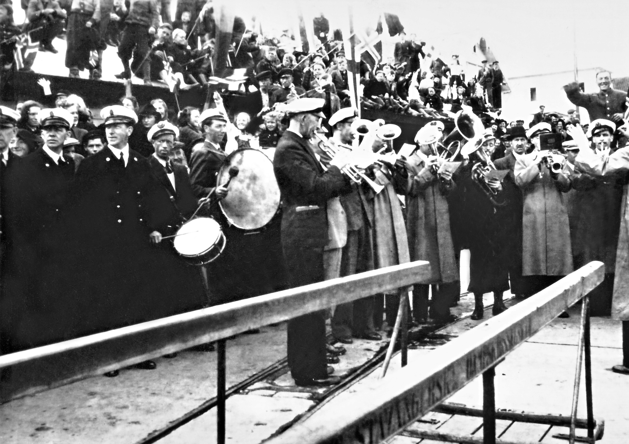 Kopervik i andre verdenskrig ... Kopervik musikkorps spilte når Grinifangene ble tatt imot på kaien i Kopervik ...  Fra venstre: Lars Svensen på skarptromme, Kristian Kristiansen på stortrommer, Bernt kallevik på tompet (nærmest)