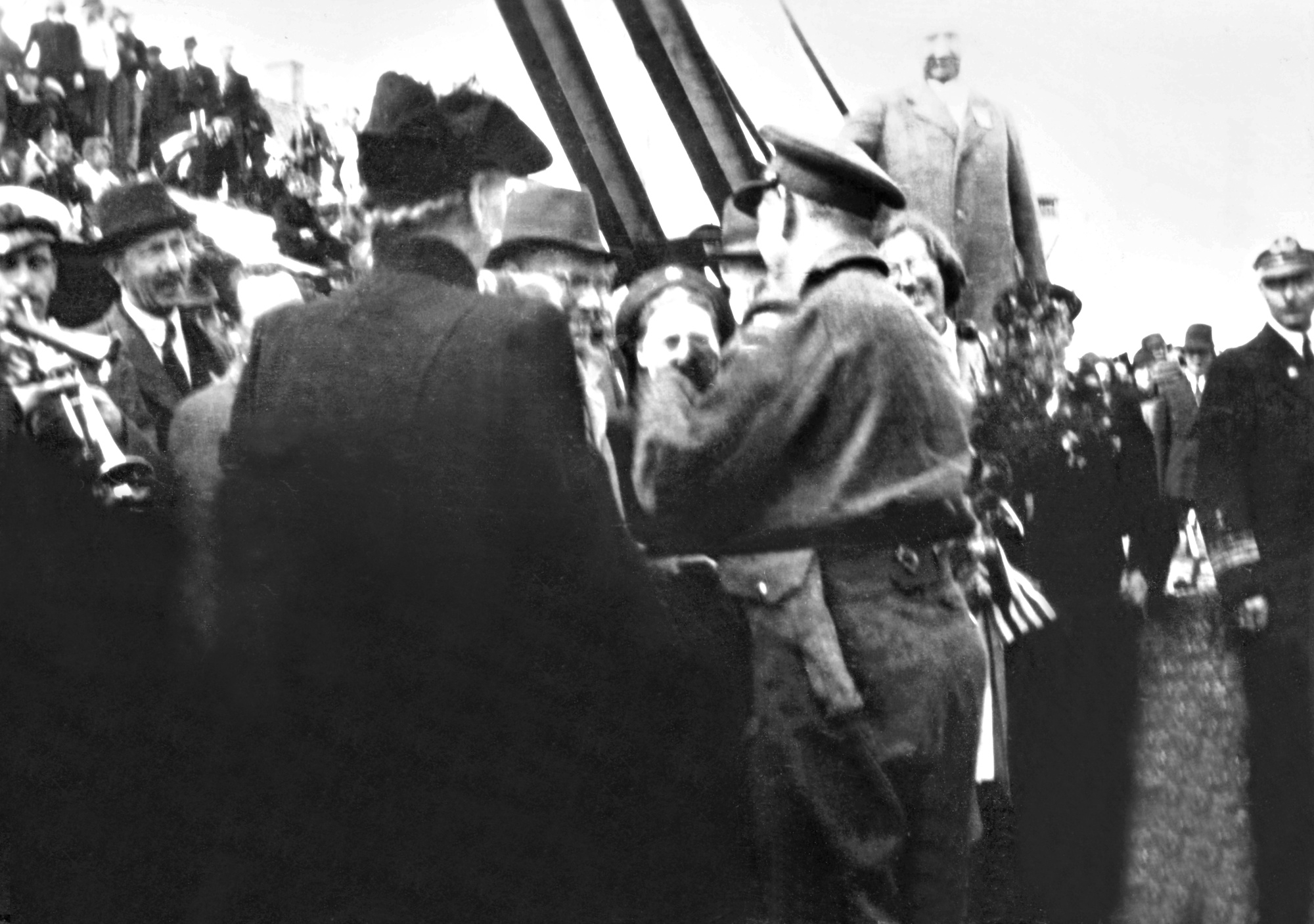 Kopervik i andre verdenskrig ... Grinifanger blir tatt imot på kaien i Kopervik ...