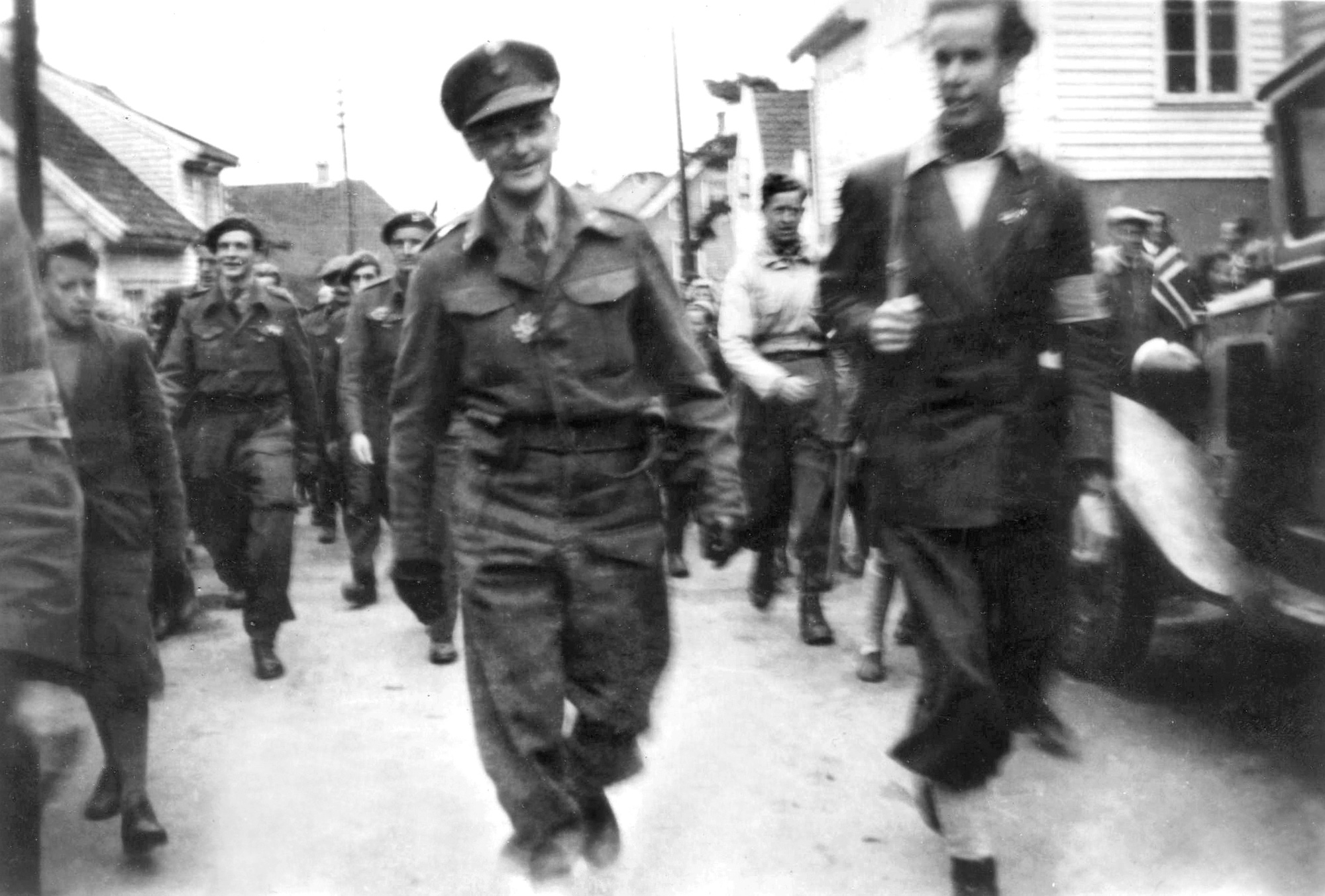 Kopervik i andre verdenskrig ... Hjemmefronten marsjerer i Hovedgaten etter frigjøringen ...  Johan Larsen (foran til høyre)