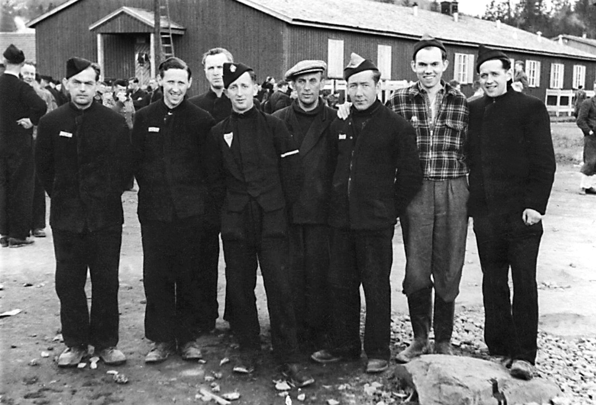 Kopervik i andre verdenskrig ... Grinifanger fra Kopervik ... 8 mai 1945  Fra venstre: Nils Stangeland, Arne Lind, Alf O.Sund, Georg Vaaga,  Magnus (Mang) Vanvik, Gunnar Toftø , Lars Solberg og Finn Fosen