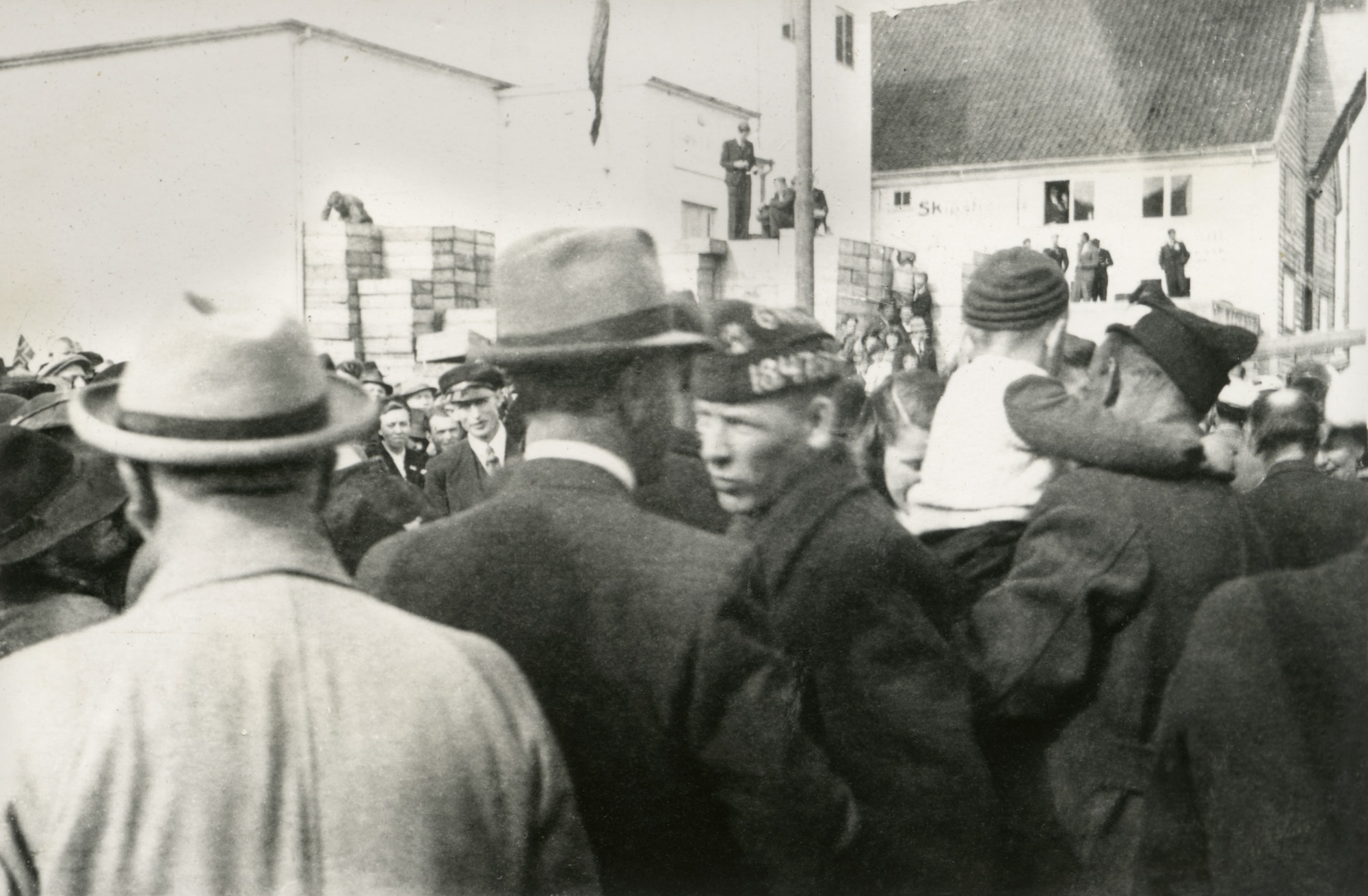 Grinifanger ankommer kaien i Kopervik . Fange nr 18475 var Knut Østrem Kontorsjef Løslatt fra Grini 8-5-1945 Vi ser fryseribygget og Frimann Skeies skipshandel i bakgrunnen ...  ?