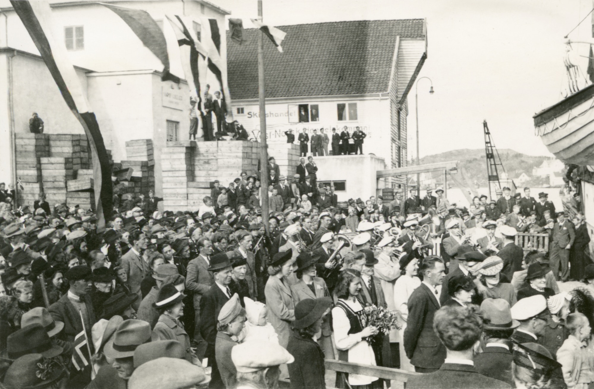 En gledens dag i Kopervik 13 Mai  1945 Etter frigjøringen 8 mai 1945 ble det nok stor gjennsynsglede når MS "Gann " la til kai i kopervik , med personer Fra Karmøy som satt i fangeleiren "Grini " På kaien ser vi bla John Østrem  , Minni Fosen som nok venter spent på sin mann Finn Fosen ,  Fru ?  Lind som venter på Arne Lind og Sigmund Stangeland som venter på sin bror Nils Stangeland , det er umulig å forestille seg påkjenningen disse har gjennomgått .