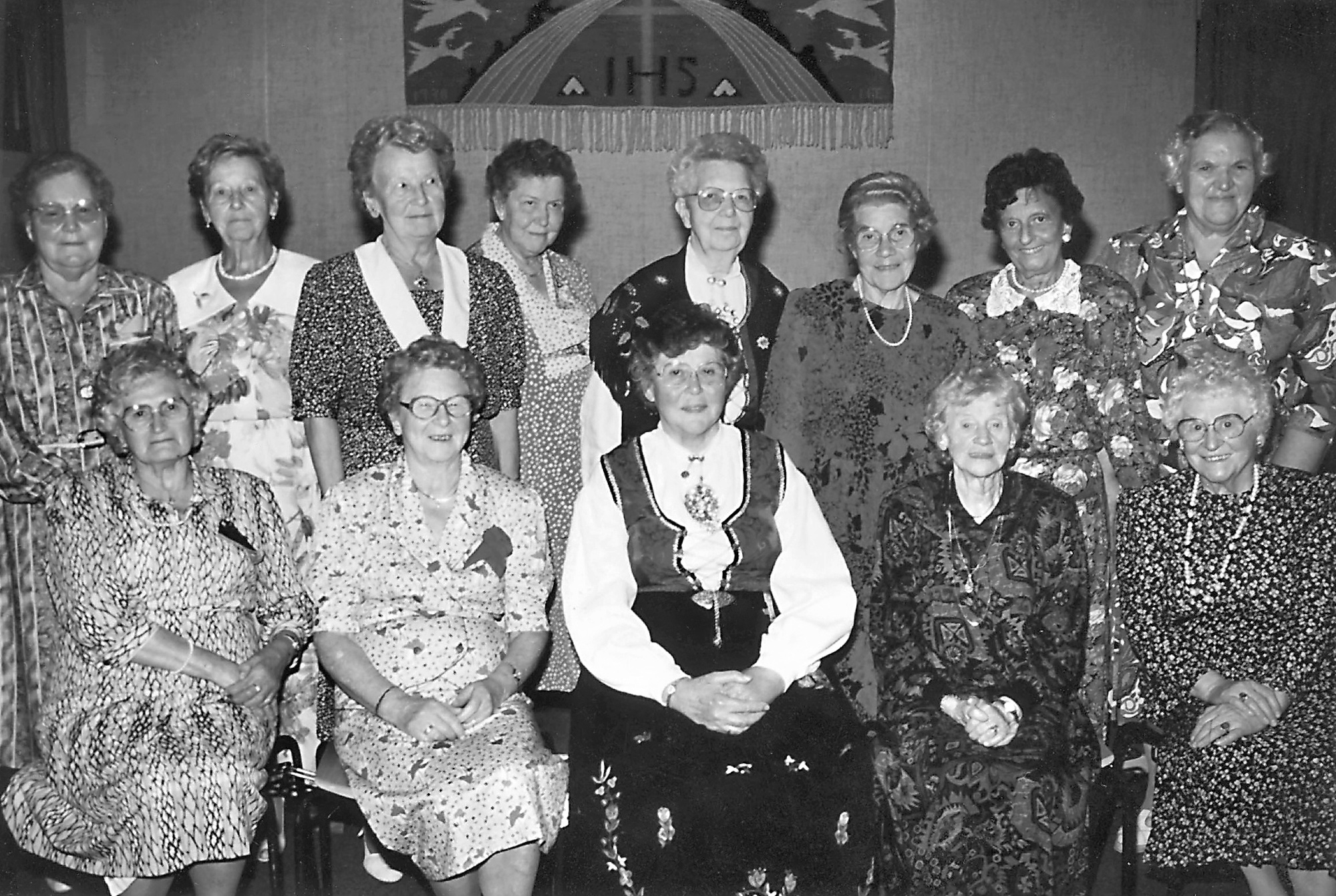 Kopervik sjømannsmisjonsforenings 120 års jubiléum.  Festen ble holdt på Kopervik ungdoms og aldersenter ...  Foran fra venstre: Nille Snørteland, Anna (Annemor) Waage, Edel Amland, Hedvik Særsten og Margit Egeland Bak fra venstre: Klara Stensen, Halvardine Dorthea (Lillemor) Hårvik, Klara Røe, Olga Mydland, Asgjerd Knutsen, Torbjørg Gudmundsen, Carmen Hårvik og Ruth Magnussen