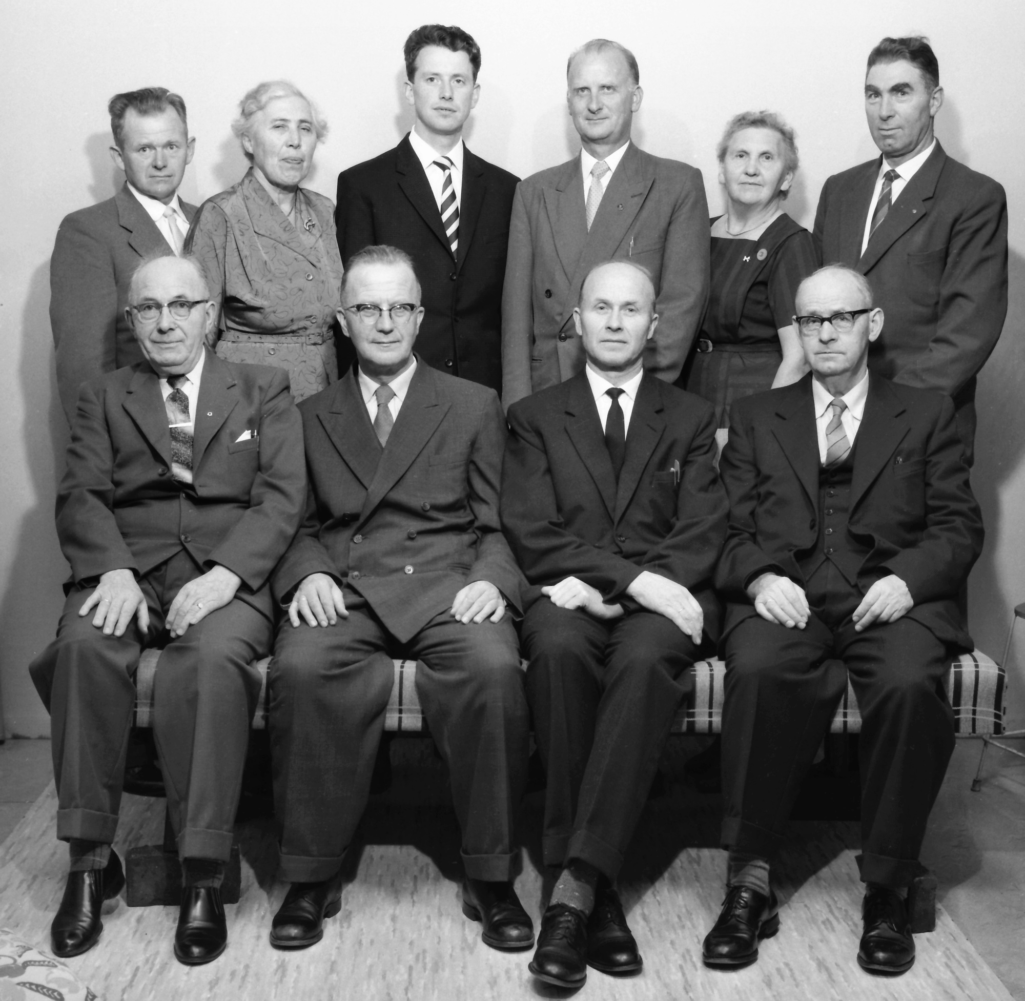 Menighetsrådet i Kopervik  Bildet er hentet fra Lars Korneliussens arkiv!  Første rekke fra venstre: Johannes Stensland, Olav Rognebakke, Martin Breivik og Samson Simonsen Bak fra venstre: Richard Ytreland, Martha Vea, Leiv Stangeland, Mannfred Fransson, Laurense Sund og Sivert Rundhaug
