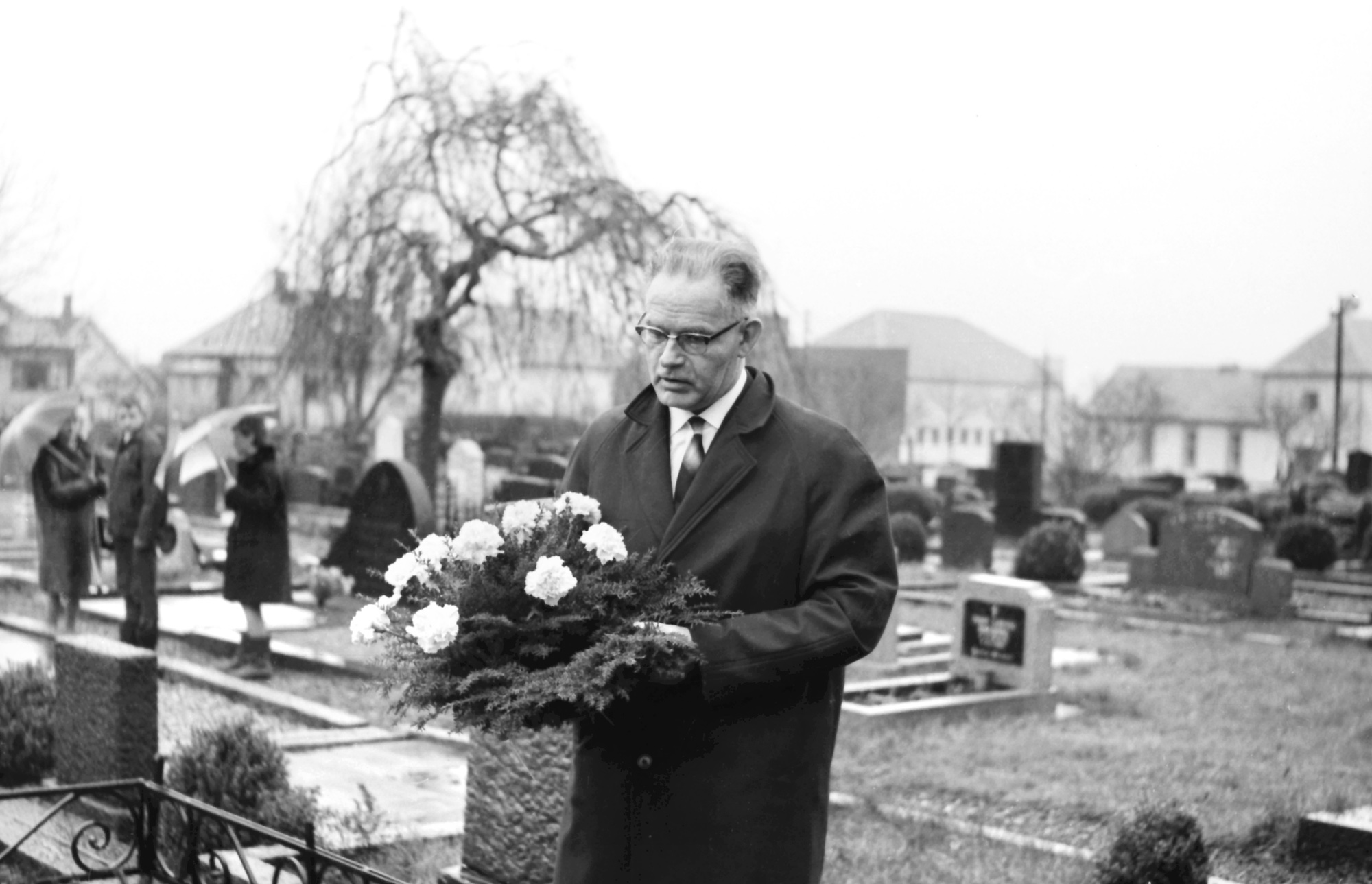 Kopervik kristelige avholdsforening feirer 100 års jubiléum - på Utgarden folkehøgskole ... Knut Myksvoll legger ned krans på graven til Arne Bruland og Sonja Bruland på Kopevik kirkegård ...  Knut Myksvoll