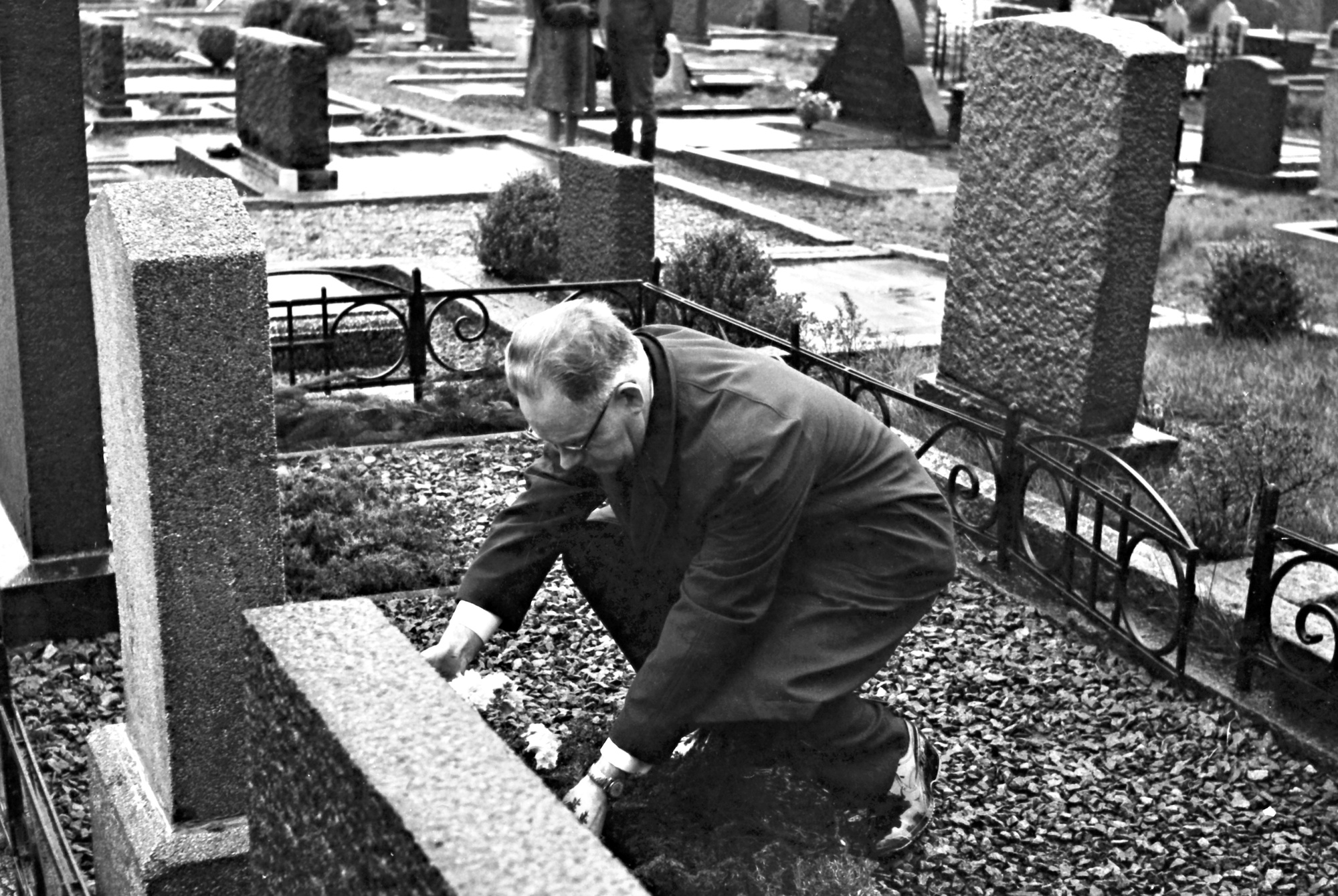 Kopervik kristelige avholdsforening feirer 100 års jubiléum - på Utgarden folkehøgskole Knut Myksvoll legger ned krans på graven til Arne Bruland og Sonja Bruland på Kopervik kirkegård ...  Knut Myksvoll