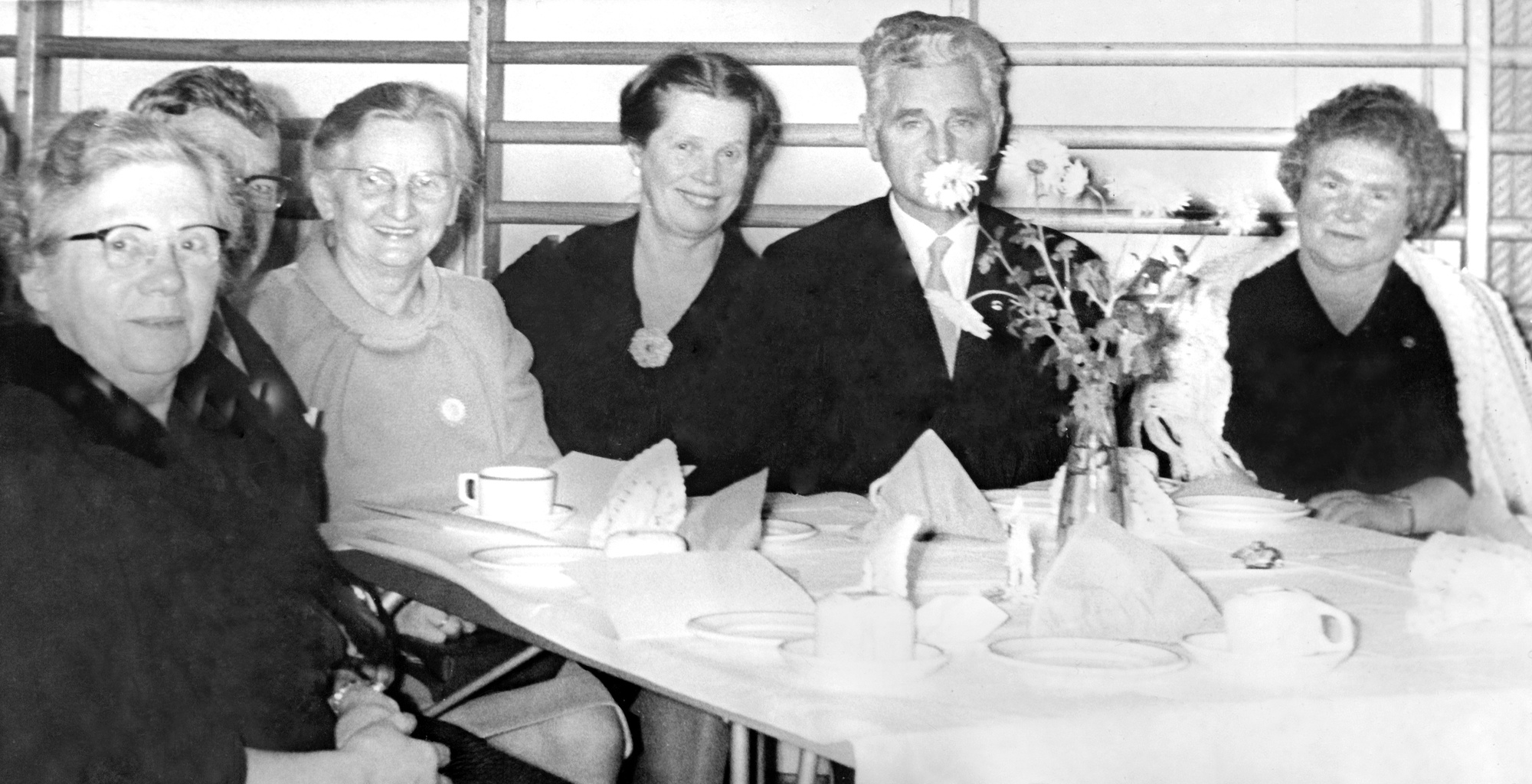 Kopervik kristelige avholdsforening feirer 100 års jubiléum - på Utgarden folkhøgskole ...  Fra venstre: ?, ?, ? Mydland, Solveig Mydland (Palander), August Mydland og ?
