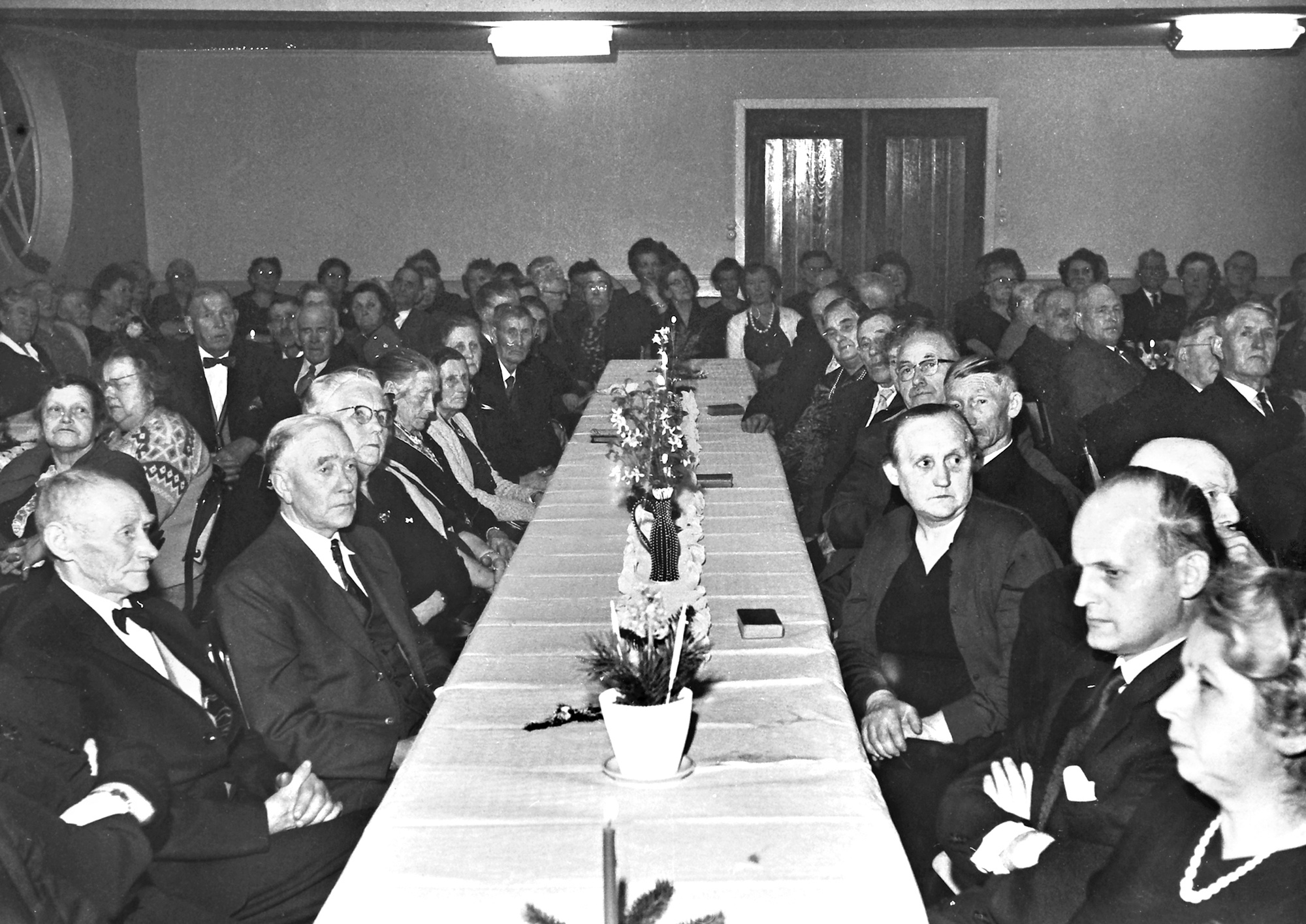 Juletrefest på Kopervik bedehus ...  Foran på høyre side: Emma Rognebakke, Arne Jæger Pedersen og litt lenger bak (nummer 6) Johannes Stensland På venstre side: ?