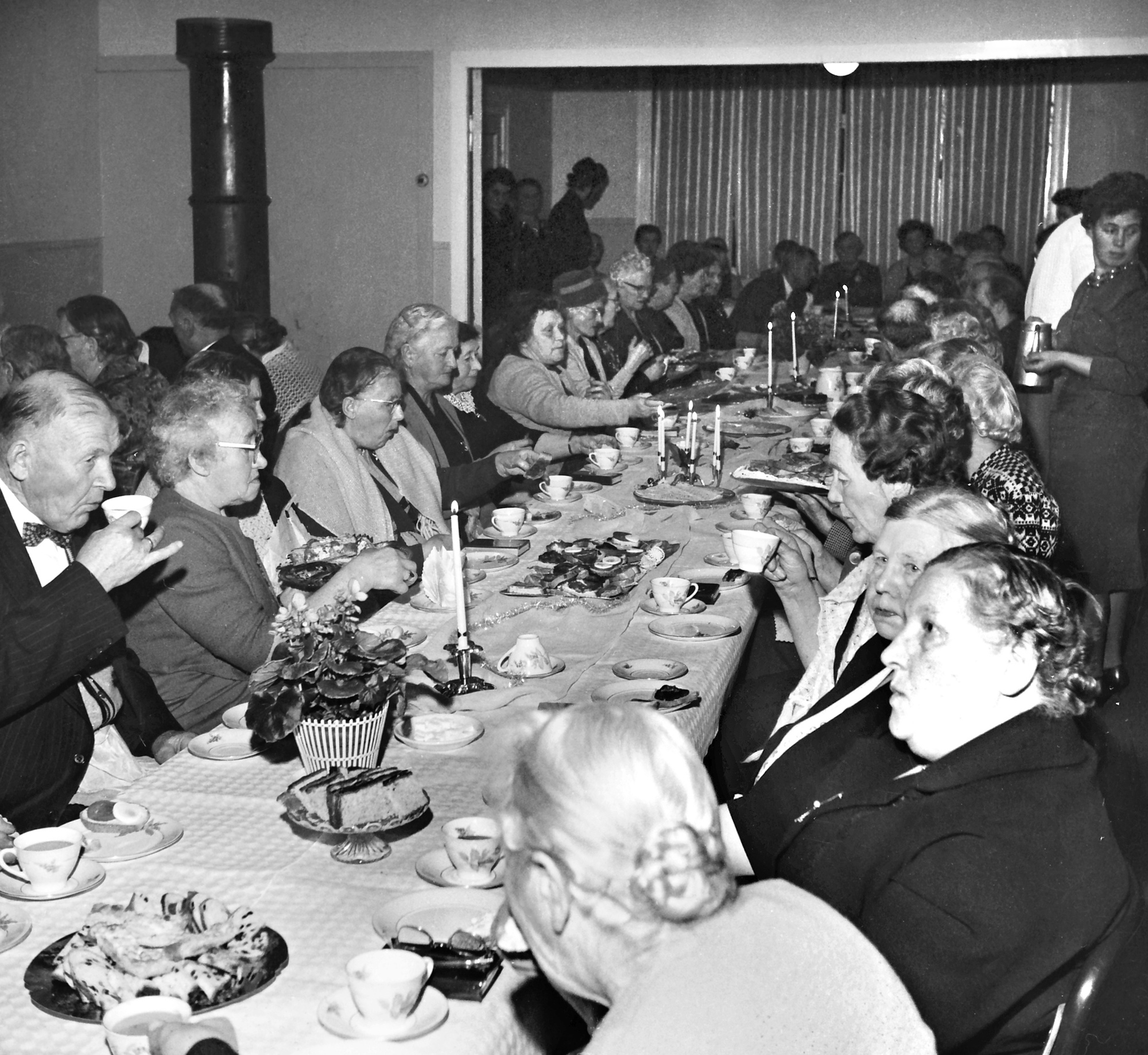 Frelsesarméen i Kopervik  Fest på Frelsesarméen ...  Foran fra venstre: Olav Klubben, Bertha Klubben, Martha Høvring, Bergit Hansen, Inga Finne, ?, Ellen Osnes (med hatt) ... Høyre side av bordet, forfra: ?, Kristi Østrem (Wiig) og Tilda Gravdal ... Damen som står med kaffekannen: Klara Larsen (Mandeli)
