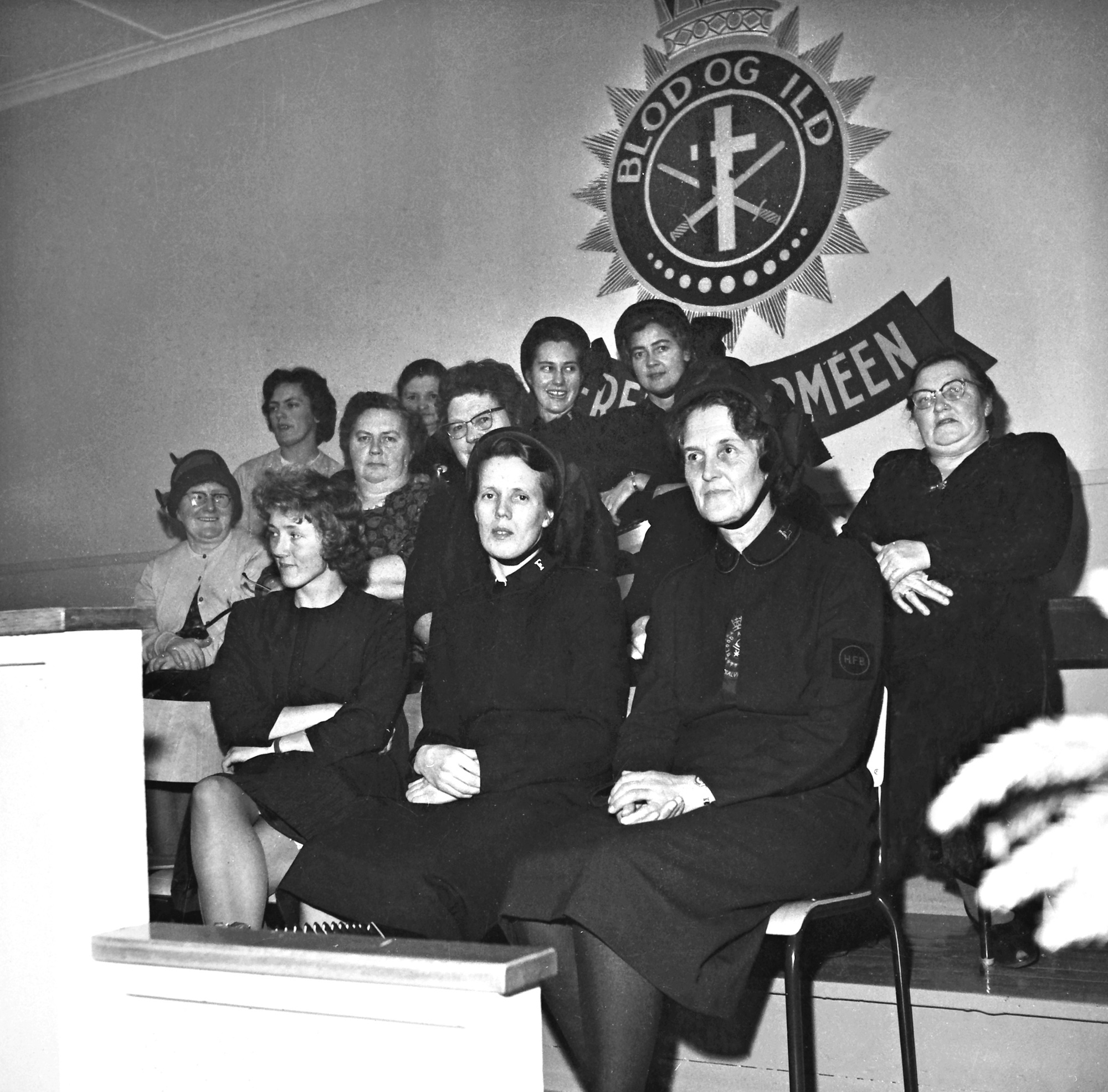Frelsesarméen i Kopervik  Fest på Frelsesarméen ...  De tre i første rekke fra venstre: ?, offiser Magnhild Nyborg og Klara Ege De fire i andre rekke fra venstre: Ragnhild (fra Åkra), Sigrid Halvorsen, ? og Anna Melkevik De fire bakerste fra venstre: Lisabeth Øgård, Synnøve Hop, Gerd Alvestad og Mosse Fosen