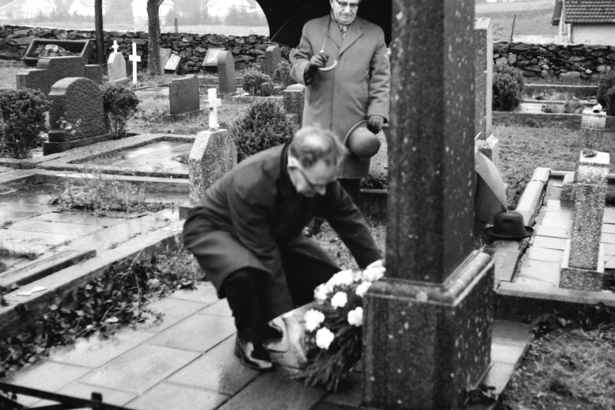 Kopervik kristelige avholdsforening feirer 100 års jubiléum ... Knut Myksvoll legger ned krans på graven til Hans Jakob Knutsen på Kopervik kirkegård ...  Knut Myksvoll og Johannes Stensland (bak)