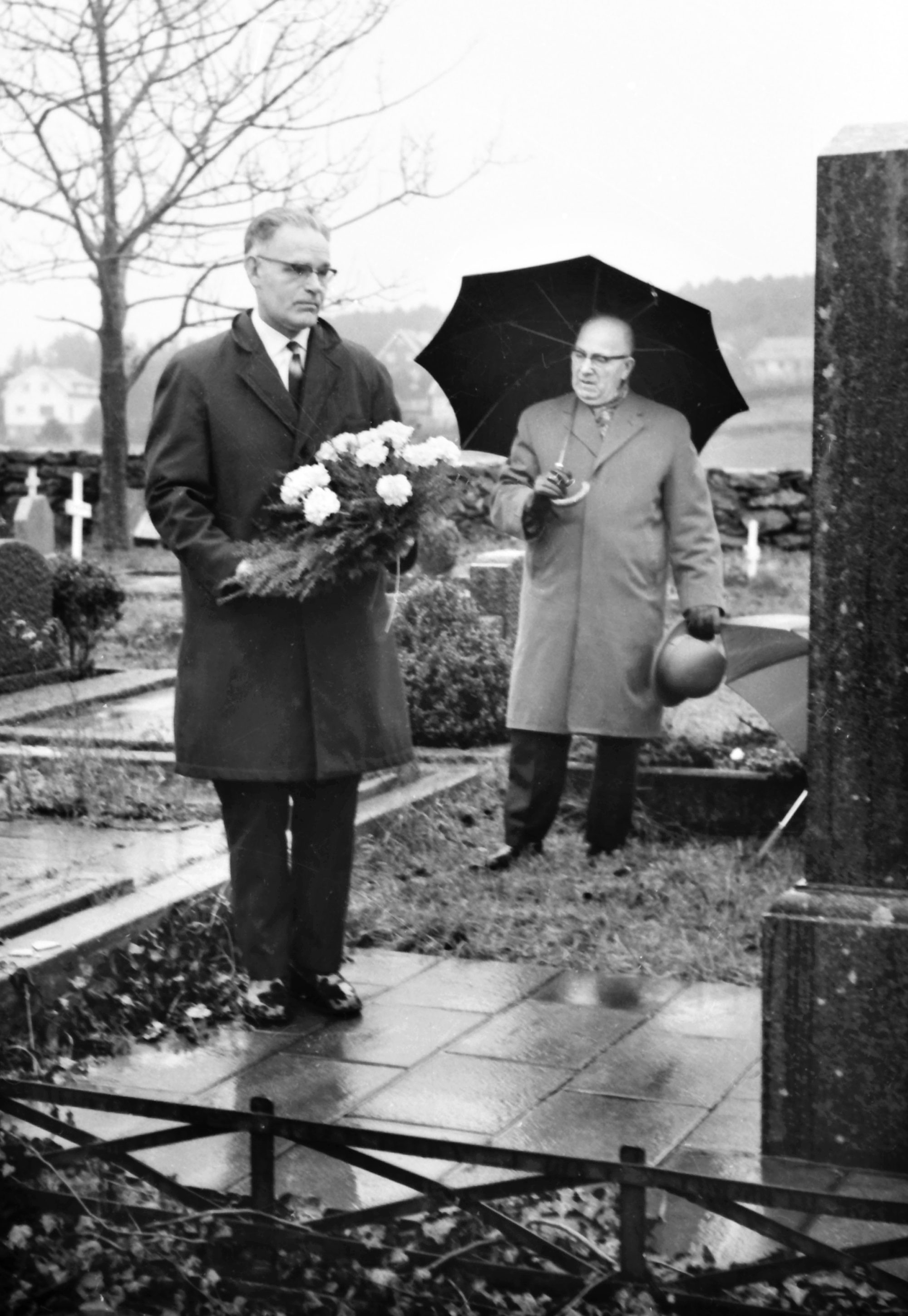 Kopervik kristelige avholdsforening feirer 100 års jubiléum ... Knut Myksvoll legger ned krans på graven til Hans Jakob Knutsen på Kopervik kirkegård ...  Knut Myksvoll og Johannes Stensland (bak)