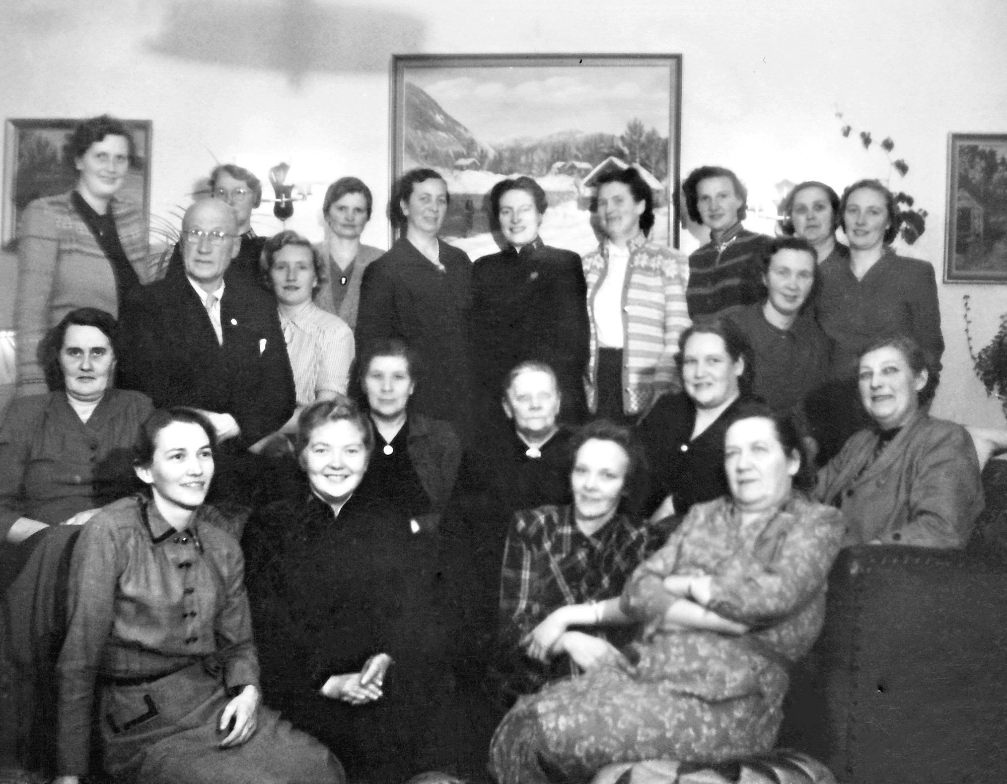 Frelsesarméen (Hjemforbundet?)  Først rekke fra venstre: Serina Jørgensen, ?, ? og Bertha Johannesen Andre rekke fra venstre (sittende): Margit Olsen, Helge Stangeland, Olava (Lala) Strøm, ?, Eline Snørteland, Magnhild Aase, Ruth Eriksen (Johannesen) og Ingeborg Snørteland Alle bakerst fra venstre (stående): Harriet Olsen, Johanna? Stangeland, Synnøve Hop, Bergliot Christensen, ?, Oda Naas Christensen, Gabrielle Haukanes, Ellen Osnes og Olaug Torsdagsø