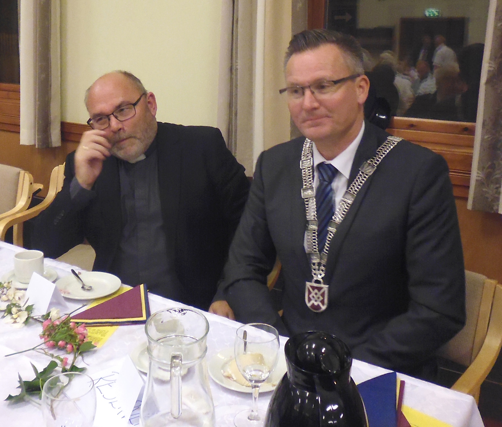 Frelsesarméen i Kopervik holdt 125 års jubiléumsfest 11. og 12 september 2016 ... Blant gjestene var soknepresten i Kopervik og ordføren i Karmøy som begge holdt gratulasjonstale ...  Fra venstre: Sokneprest Kristian Støle og ordfører Jarle Nilsen
