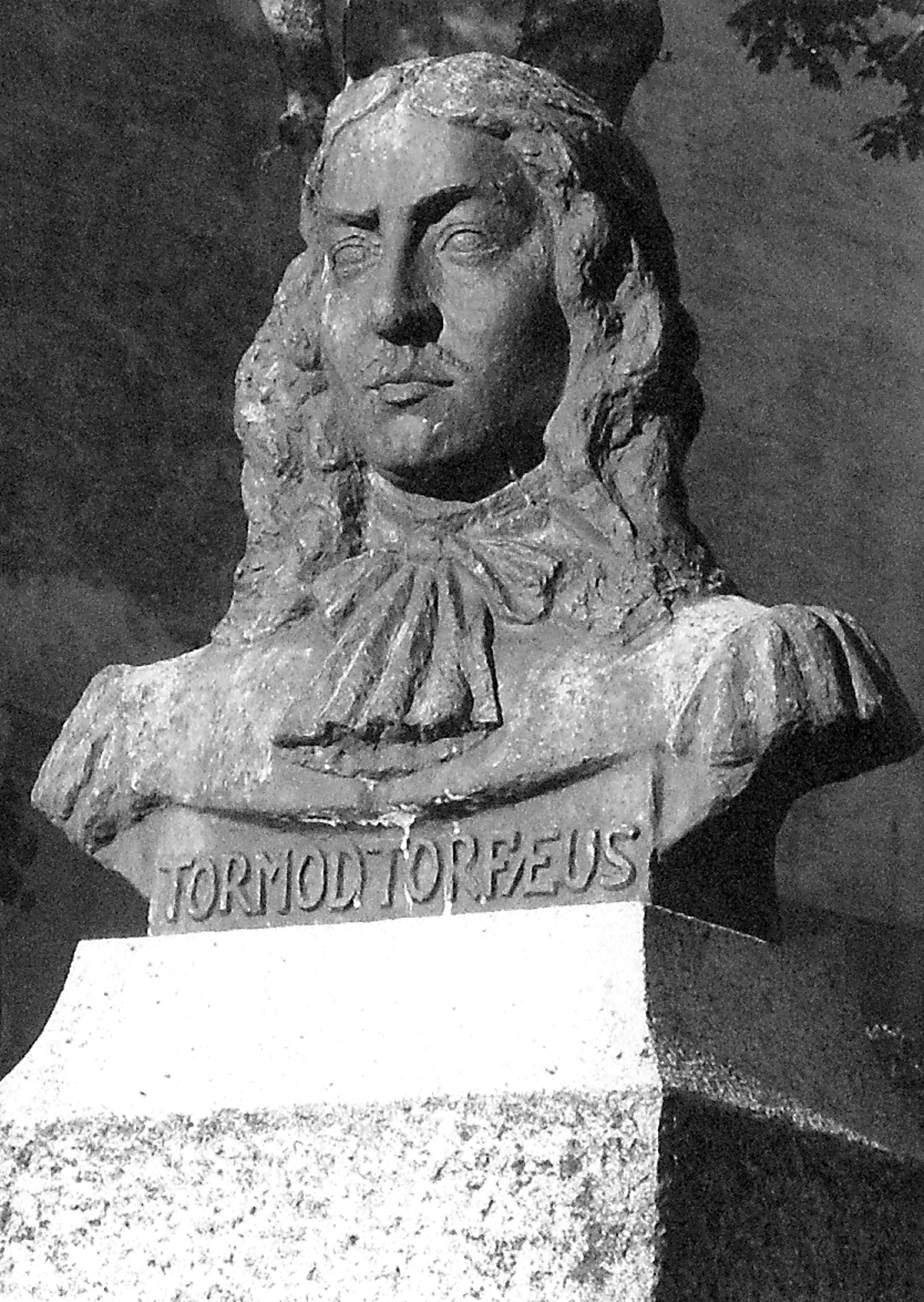 Tormod Torfæus Byste av islendingen Tormod Torfæus i parken i Kopervik ...  Se artikkel side 12 - hefte nr. 19  Tormod Torfæus