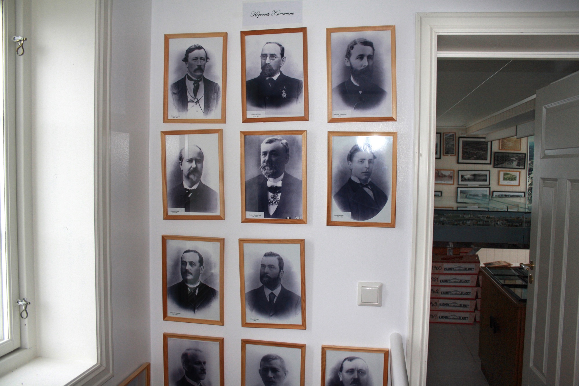 Kopervik og omegn historielag - har laget utstilling i de nyoppussede kjellerlokalene i Knutsen/Talgøhuset. Utstillingen er ganske omfattende og spenner fra gamle dokumenter, via bilder til originale fangeklær fra Grini under krigen ... Tidligere ordførere i Kopervik og Stangeland ...