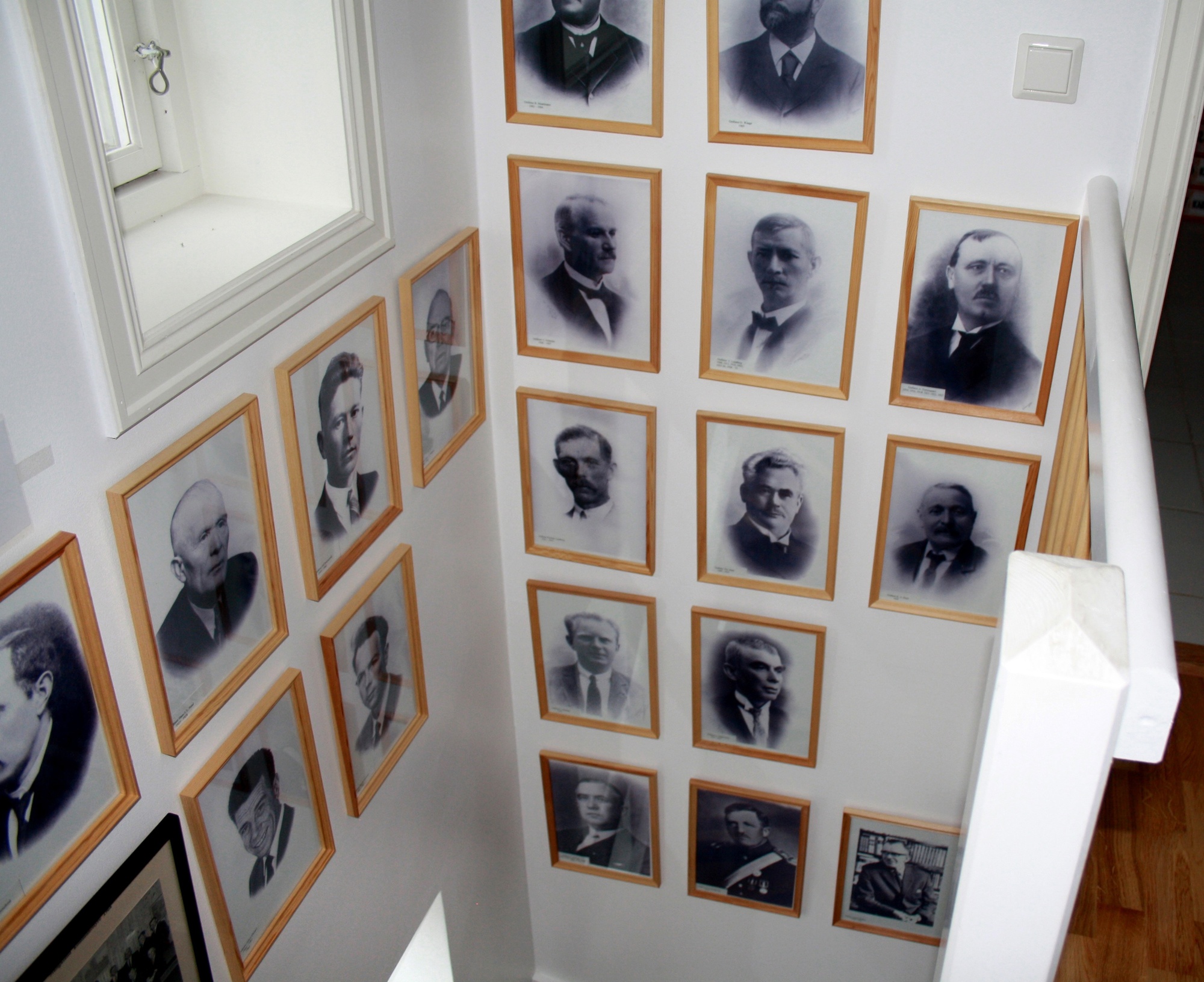 Kopervik og omegn historielag - har laget utstilling i de nyoppussede kjellerlokalene i Knutsen/Talgøhuset. Utstillingen er ganske omfattende og spenner fra gamle dokumenter, via bilder til originale fangeklær fra Grini under krigen ... Tidligere ordførere i Kopervik og Stangeland ...