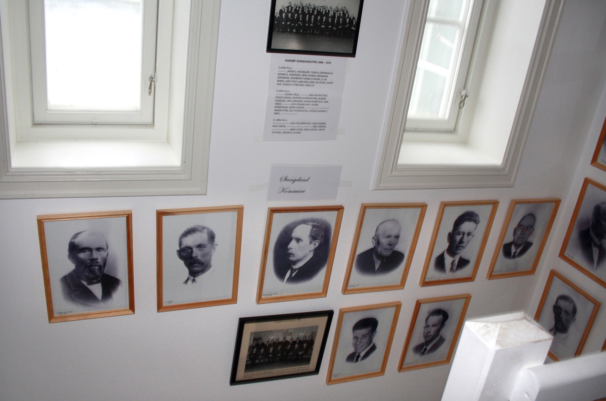 Kopervik og omegn historielag - har laget utstilling i de nyoppussede kjellerlokalene i Knutsen/Talgøhuset. Utstillingen er ganske omfattende og spenner fra gamle dokumenter, via bilder til originale fangeklær fra Grini under krigen ... Tidligere ordførere i Kopervik og Stangeland ...