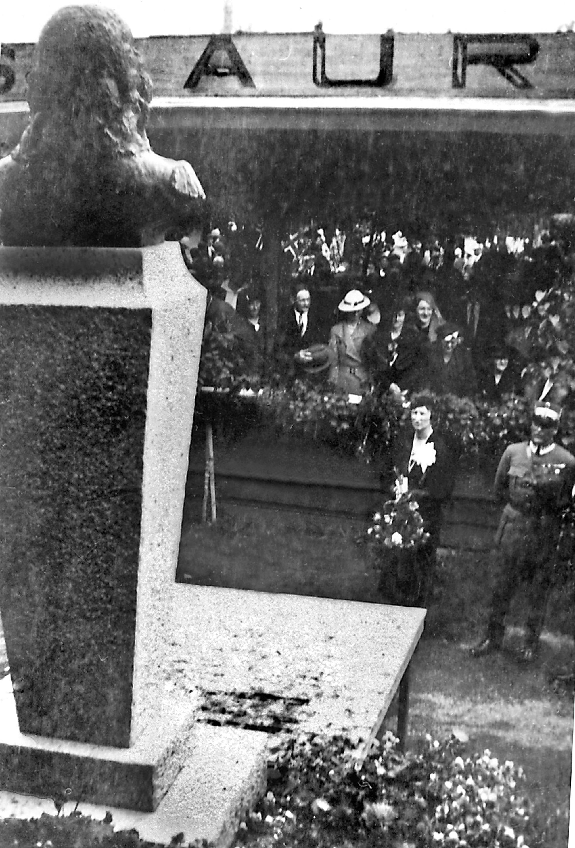 Karmøyutstillingen 1936 Kronprinsparet ved Tormod Torfæusstatuen i parken ...  Kronprinsesse Märtha og kronprins Olav