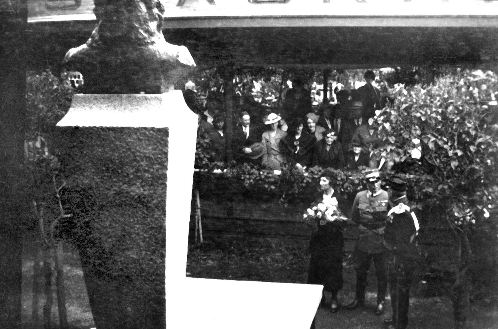 Karmøyutstillingen 1936 Kronprinsparet ved Tormod Torfæusstatuen i parken ...  Kronprinsesse Märtha og kronprins Olav