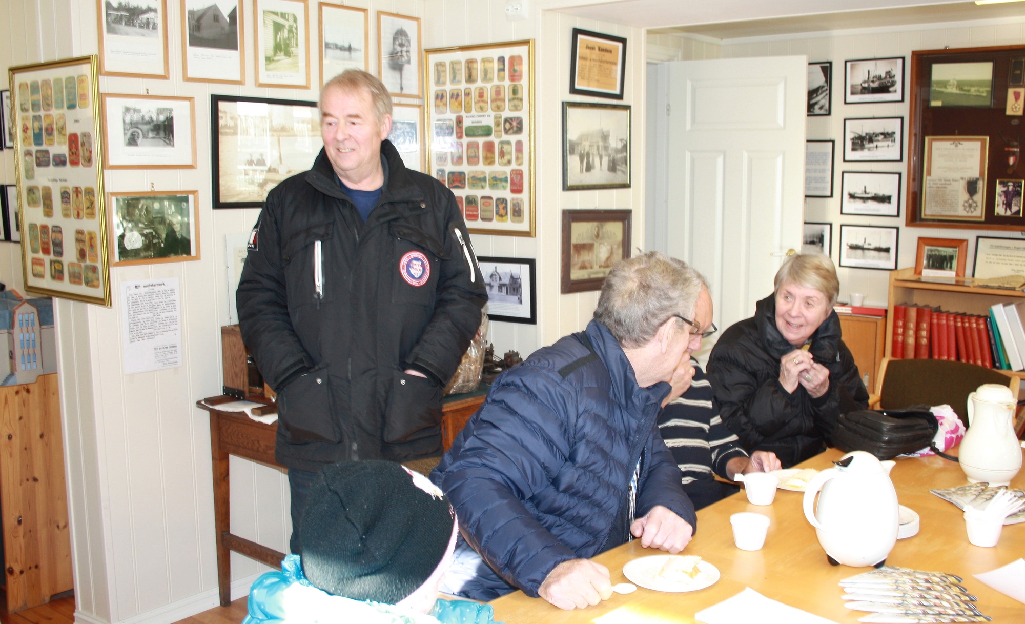 Kopervik 150 år markeres i KOH-lokalet ... Kaffe og kake til besøkende ...  Fra venstre: Kjell Mannes, ?, Egil Bjarne Blikra og Sigvor Sevland