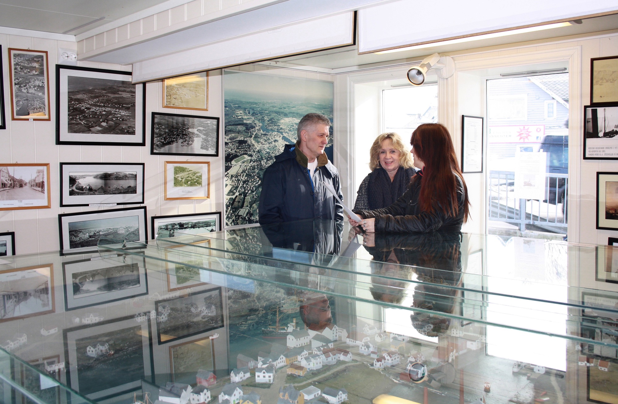 Kopervik 150 år markeres i KOH-lokalet ...  Fra venstre: Øyvind Hult, Kirstin Wærnes (Solgård) og ?