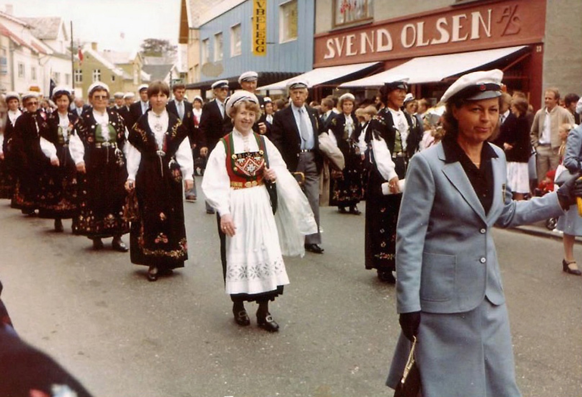 17. mai i Kopervik Kopervik Korforening i 17. maitoget i Hovedgaten ved Svend Olsens butikk ...  Bl.a.: Gunveig Solvang, Lisa Nordvik, Randi Naley, Dagny Naley?Aud Eriksen, Sverre Flatebø