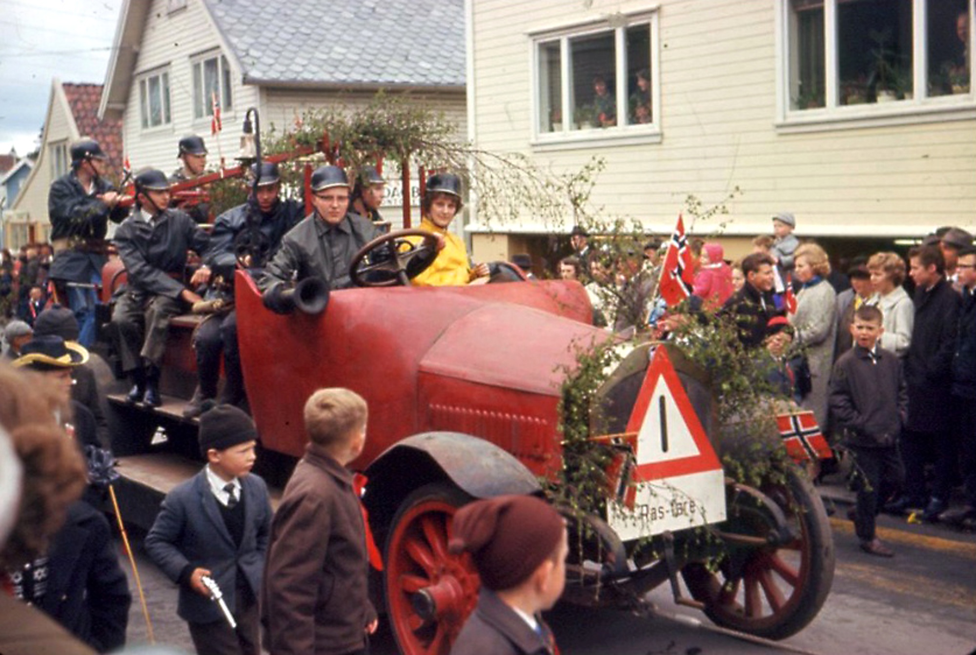 17. mai i Kopervik Koperviks gamle brannbil fra 1922 presenteres i 17. maitoget ...  Johnny Velle på brannbilen