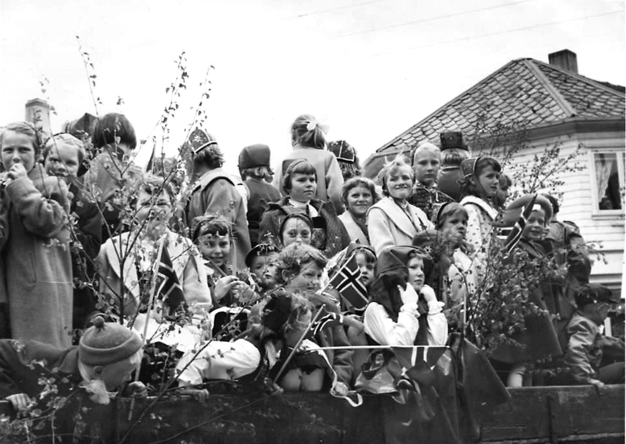 17. mai i Kopervik Mange barn på lasteplanet i Torfæusgaten ved Kopervik kirke ... Huset til Leif Gismervik i bakgrunnen ...