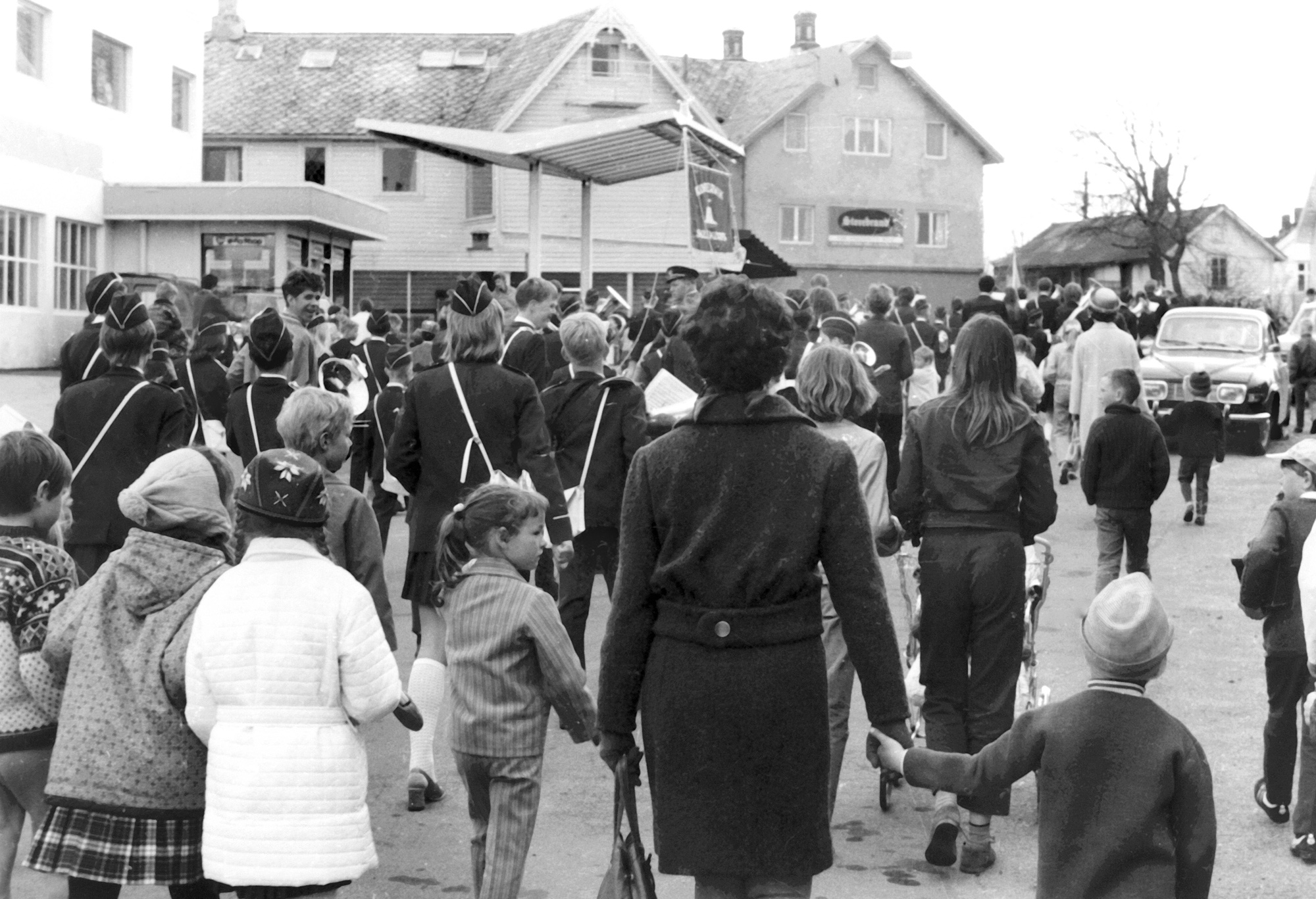 17. mai i Kopervik Her går toget gjennom gamle bussholdeplassen. I bakgrunnen bensinstasjonen, Ole Kvalevågs hus og huset til Lars Olsen (Speilen kafé)