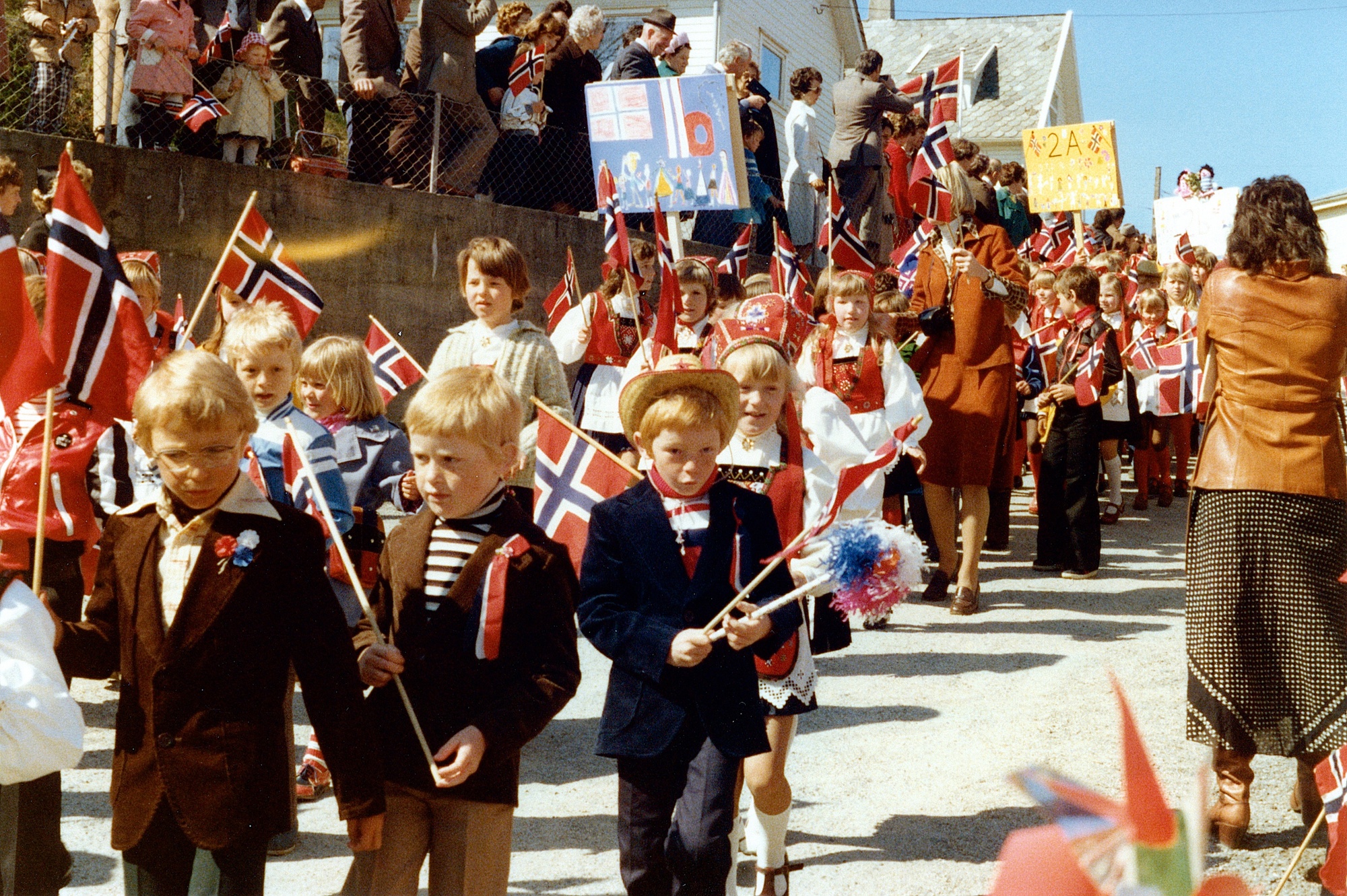17. mai i Kopervik Elever i klasse 1B og 2A ved Kopervik skole på vei ned Skolegaten/Skolebakken i årets 17. maitog ...