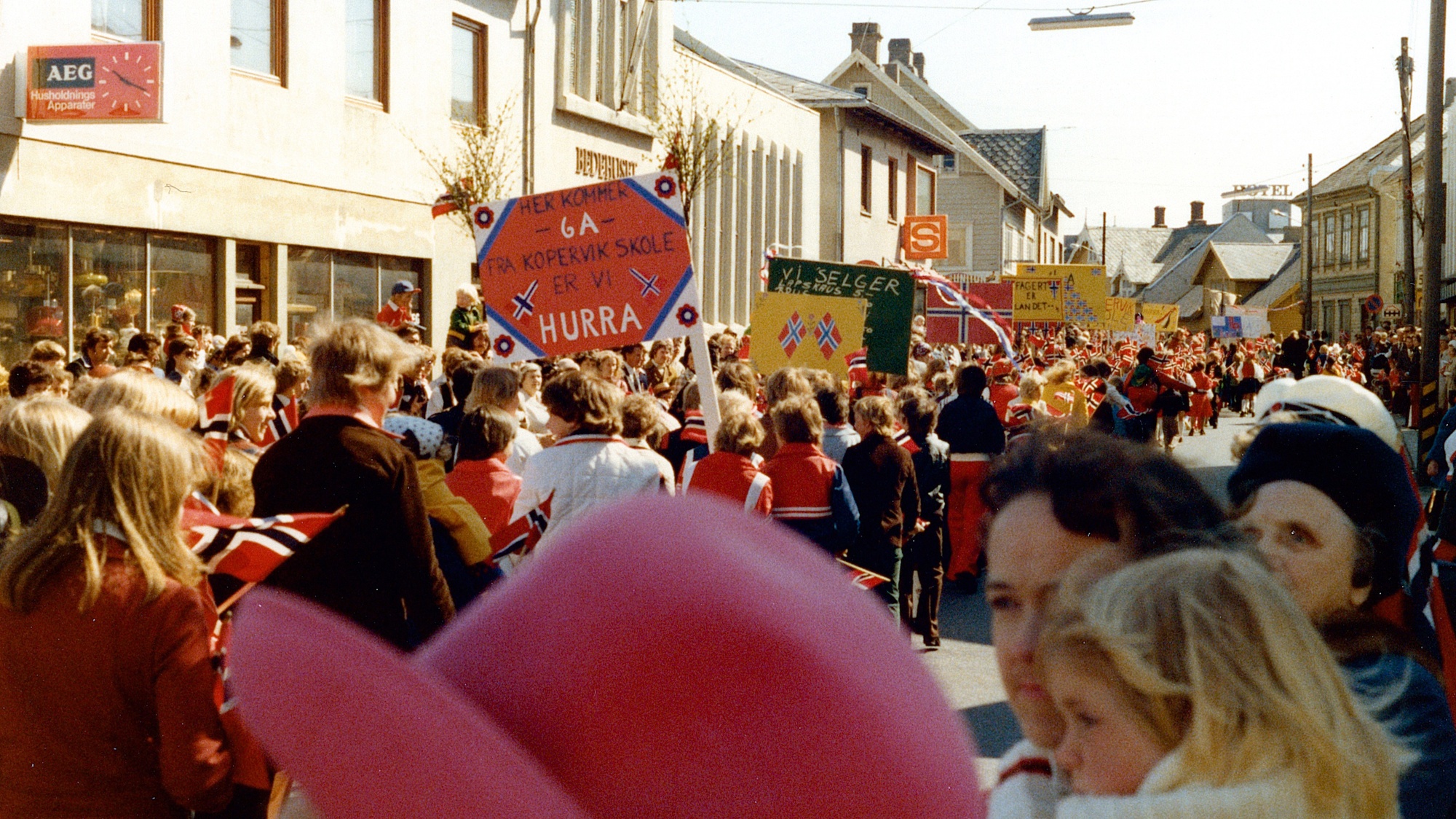 17. mai i Kopervik Elever i klasse 6A ved Kopervik skole i Hovedgaten ved Kopervik bedehus i årets 17. maitog ...