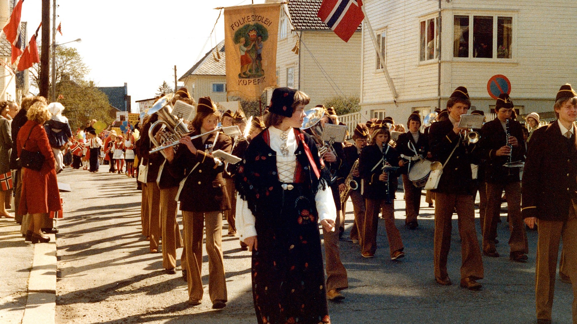 17. mai i Kopervik Kopervik skoles musikkorps marsjerer i Torfæusgaten ...