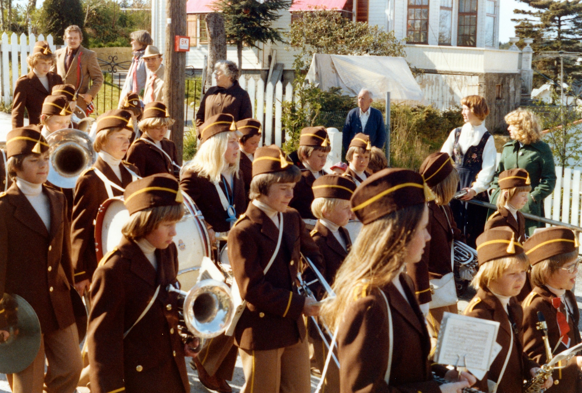 17. mai i Kopervik Kopervik skoles musikkorps på vei ned Skolegaten/Skolebakken  Bl. a.: Bjørn  Gismervik,Ingrid Fosen. Åse Bygnes. Line Halvorsen. Anne Synnøve Welde. Bodil Ollestad. Elin Storm , Heidi Welde , Yngve Nævdal,  Per Kristian Øgård, Gunvar Eriksen,Bolil Ollestad , Geir Osnes, Gunvald Osnes, Helene Jensen (Myge), Andreas "Dikken" Jensen, Laura Marie Vedøy (Midtbø) og ?