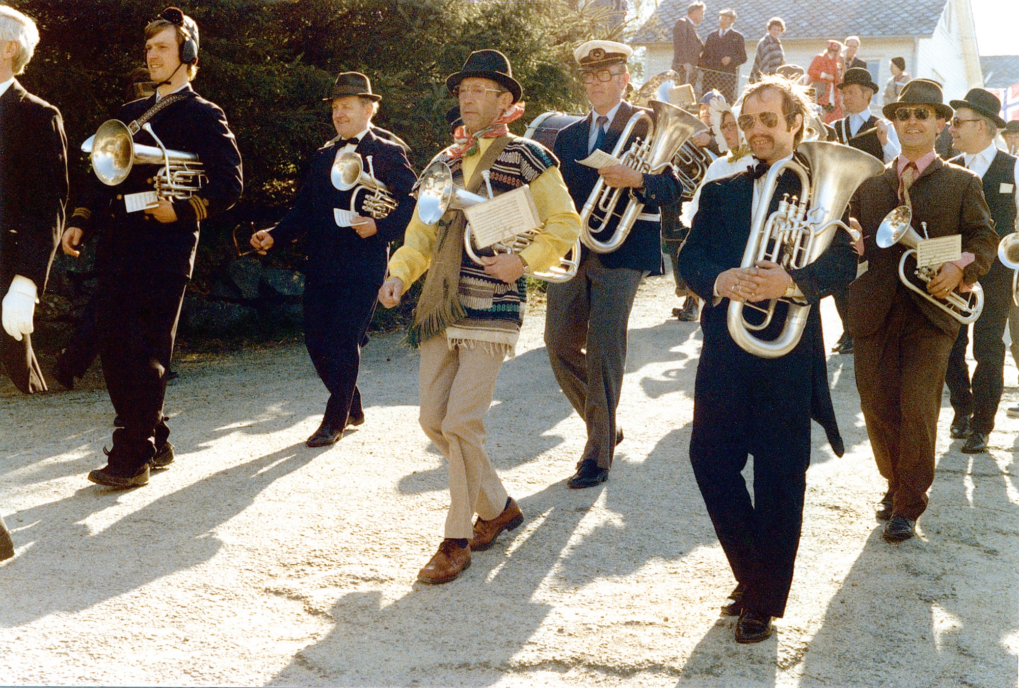 17. mai i Kopervik Kopervik musikkorps i "kostymer" på vei ned Skolegaten/Skolebakken  Fra venstre: Litt av Johan Brudvik, Arvid Ek, Selmer Simonsen, Lars Svensen, Bertram Knutsen, Wenche Dahm?, Torstein Flatebø, Karl Johan Øgård, Sigve Simonsen og Birger Simonsen