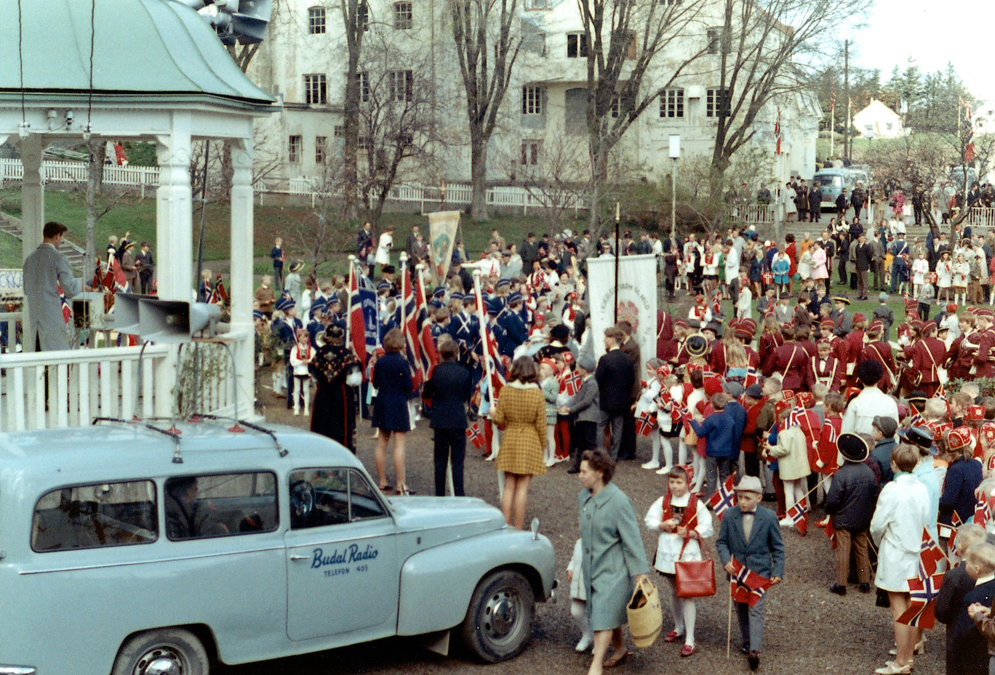 17. mai i Kopervik Taleren har inntatt plassen i paviljongen i parken